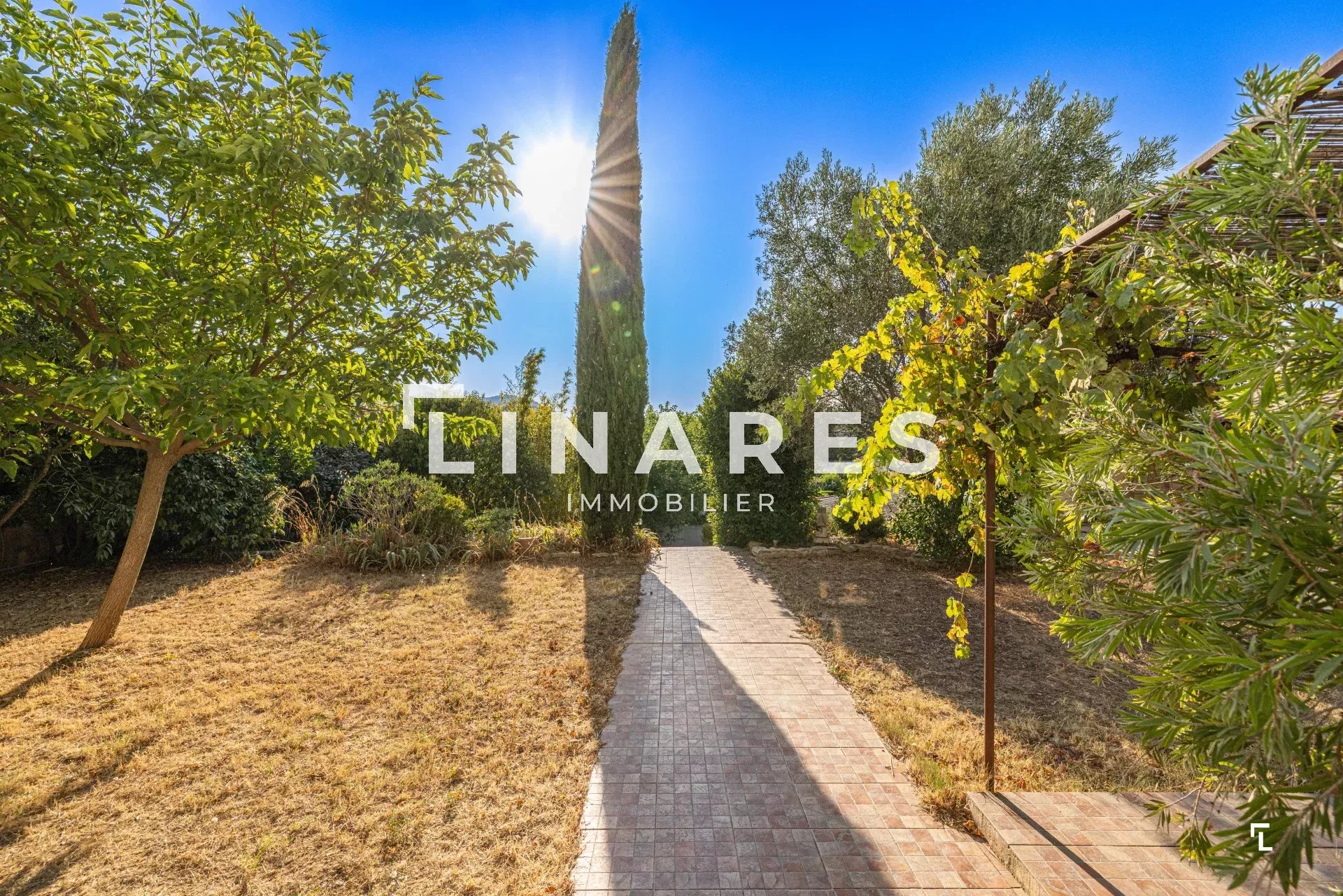 L'ACCUEILLANT - Rez de jardin T5 de 217m² - Cuisine d'été - Dépendances - Garage de 35m² -  Terrain de  600m²  - 13821 LA PENNE SUR HUVEAUNE