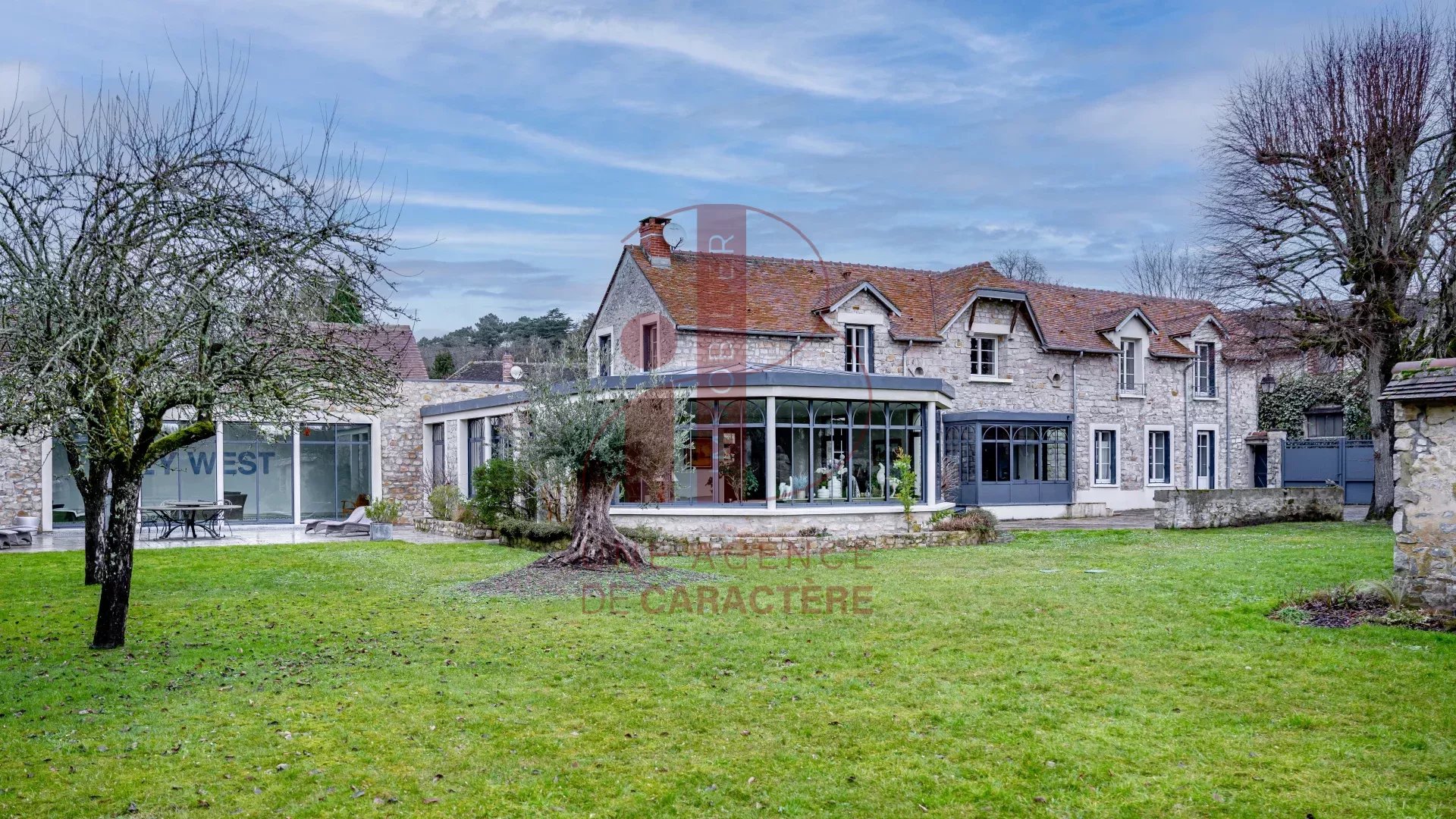BOURRON-MARLOTTE near FONTAINEBLEAU - OLD LONGERE End of 19th century RENOVATED 413 m² ENCLOSED GARDEN 2,575M²