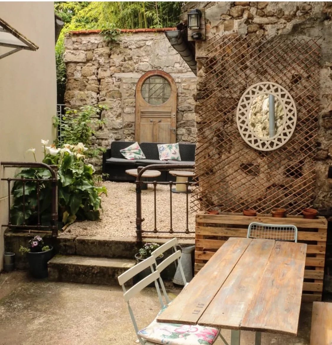 Idéalement située, charme de l'ancien