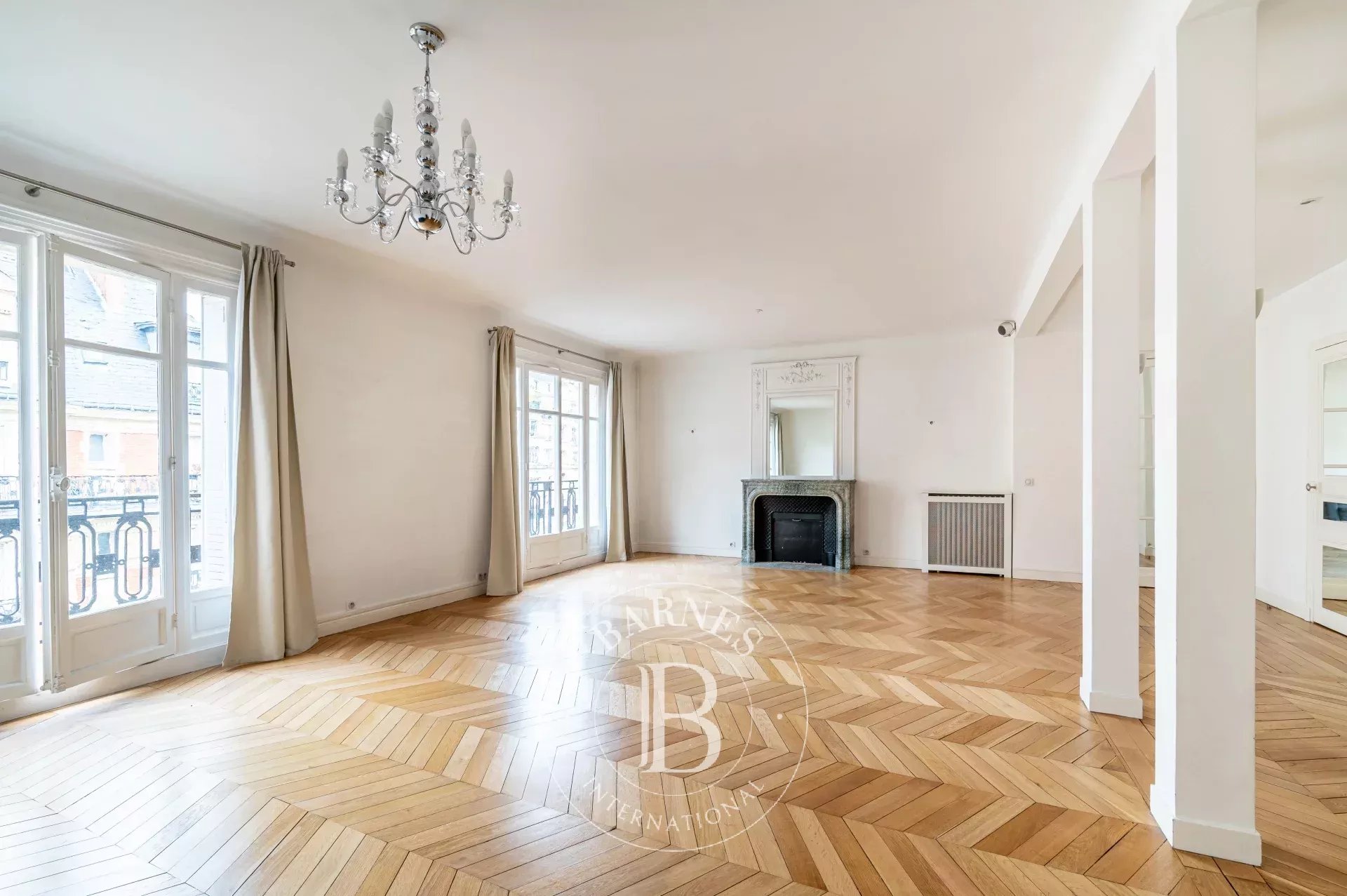 Neuilly - Sainte Foy-Mairie - 3-bed apartment - Balconies - Period features