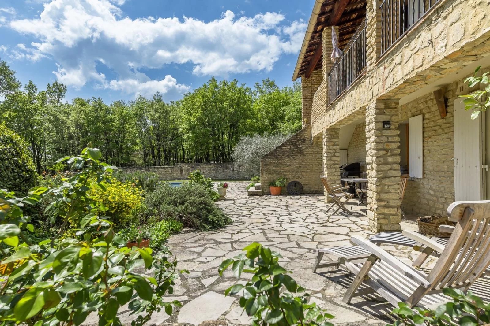 Stone house with swimming pool in Murs