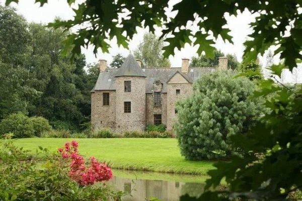 Saint-Hilaire du Harcouet (30 mns du Mont Saint Michel) - A vendre - Manoir