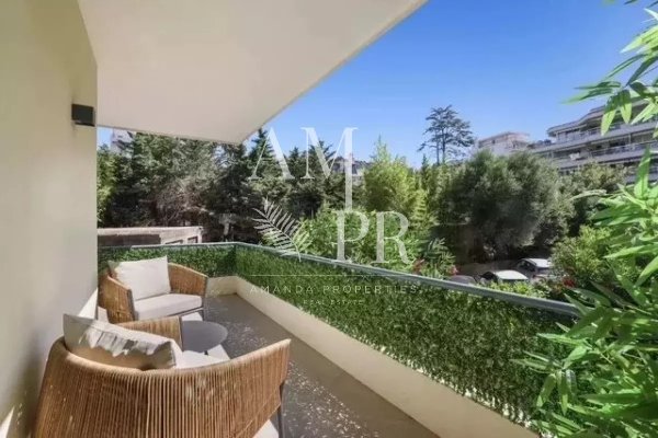 Cannes – Basse Californie | Elegant, refurbished three-room flat, 5 minutes from the Croisette — photo 1