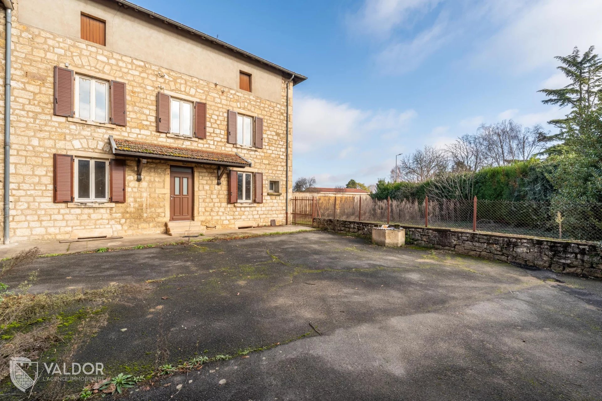 AMBERIEUX - FORT POTENTIEL A RÉNOVER