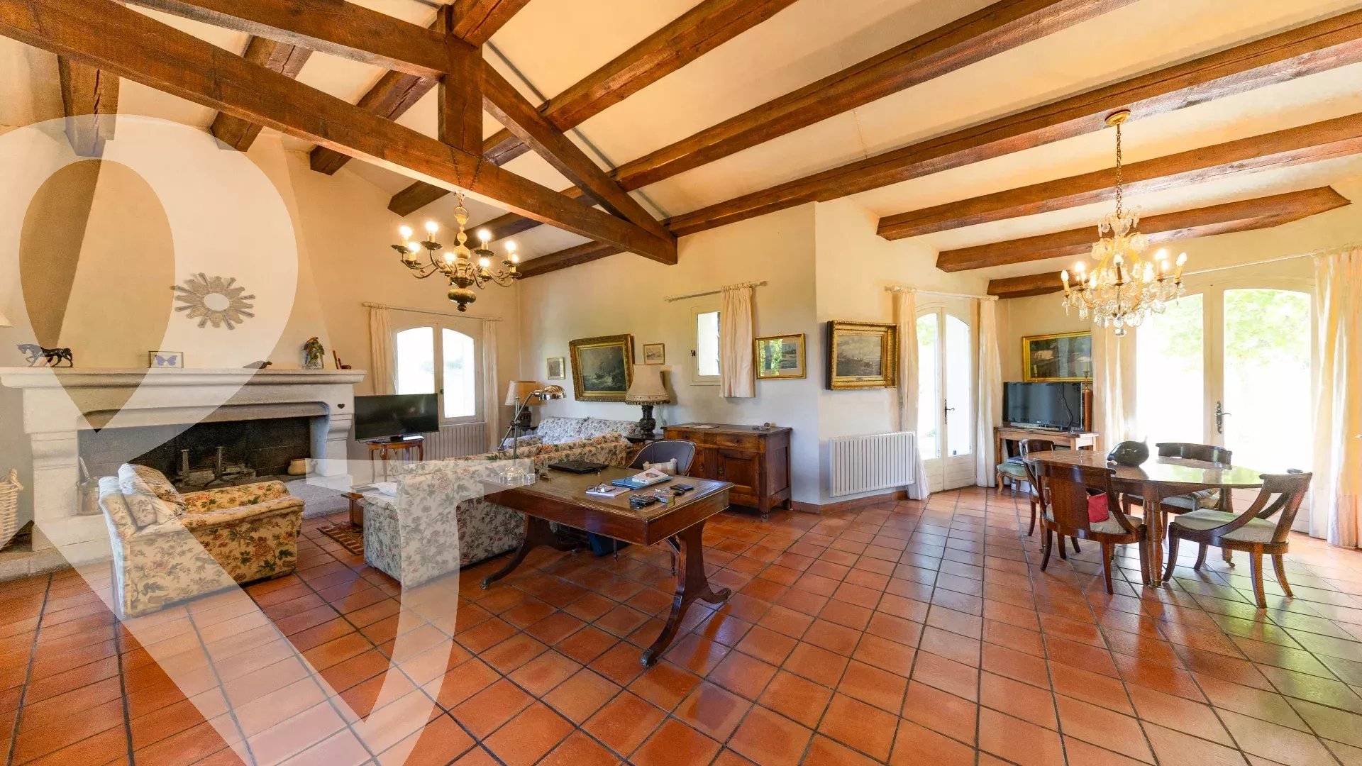 MAISON EN POSITION DOMINANTE