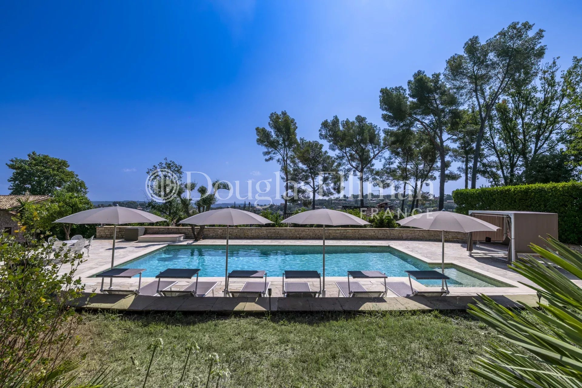 LE ROURET – Manoir en pierre avec 6 chambres, piscine et tennis - Image nᵒ2