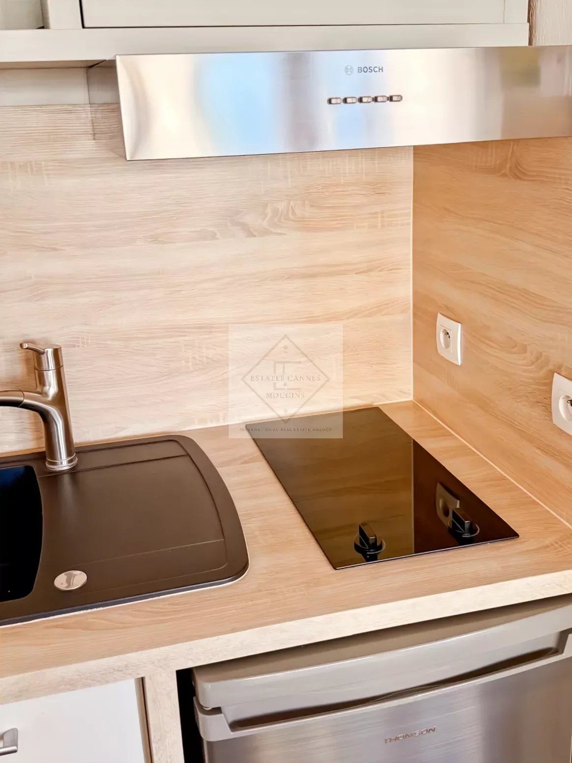 VILLENEUVE-LOUBET PLAGE — STUDIO MEUBLÉ 24 M² AVEC BALCON — PREMIÈRE LIGNE MER — photo 11