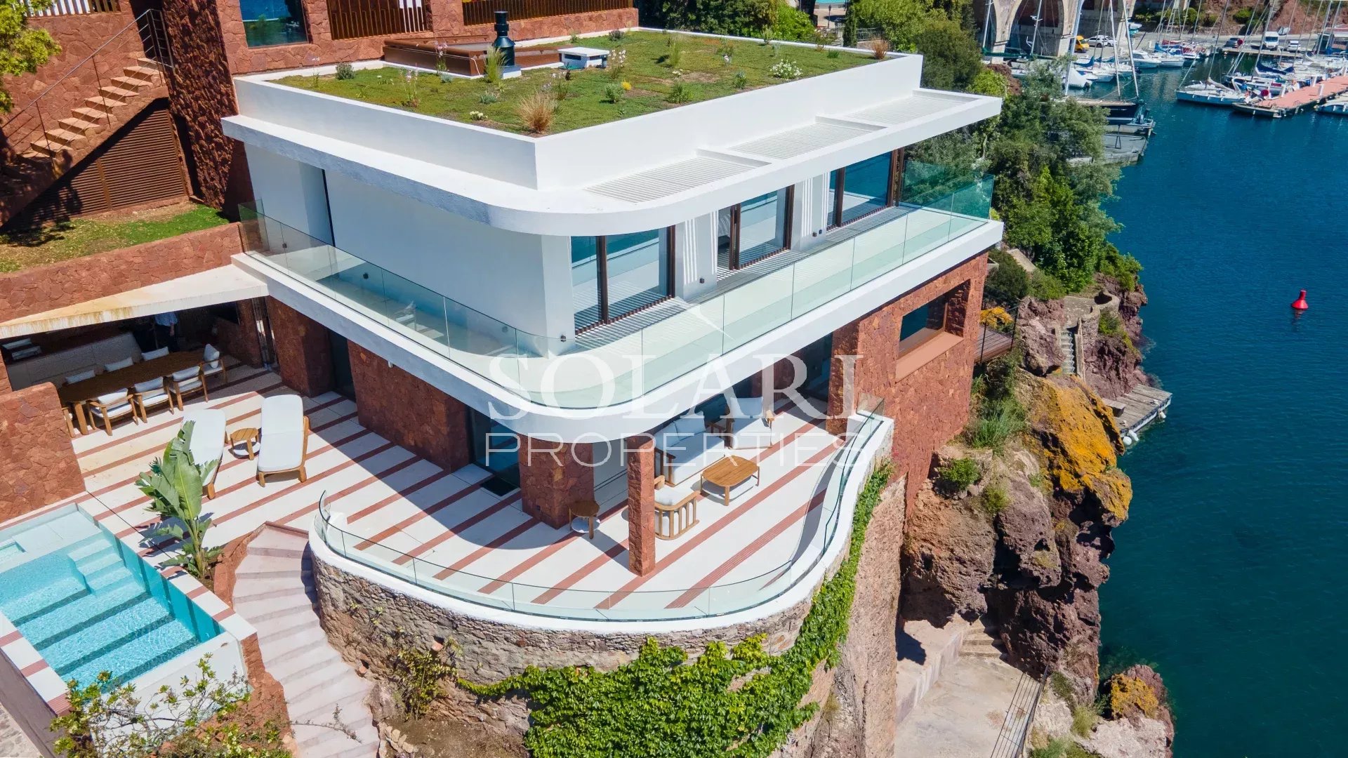 Unique : Villa pied dans l'eau avec bateau et ponton privés - Théoule Baie de Cannes