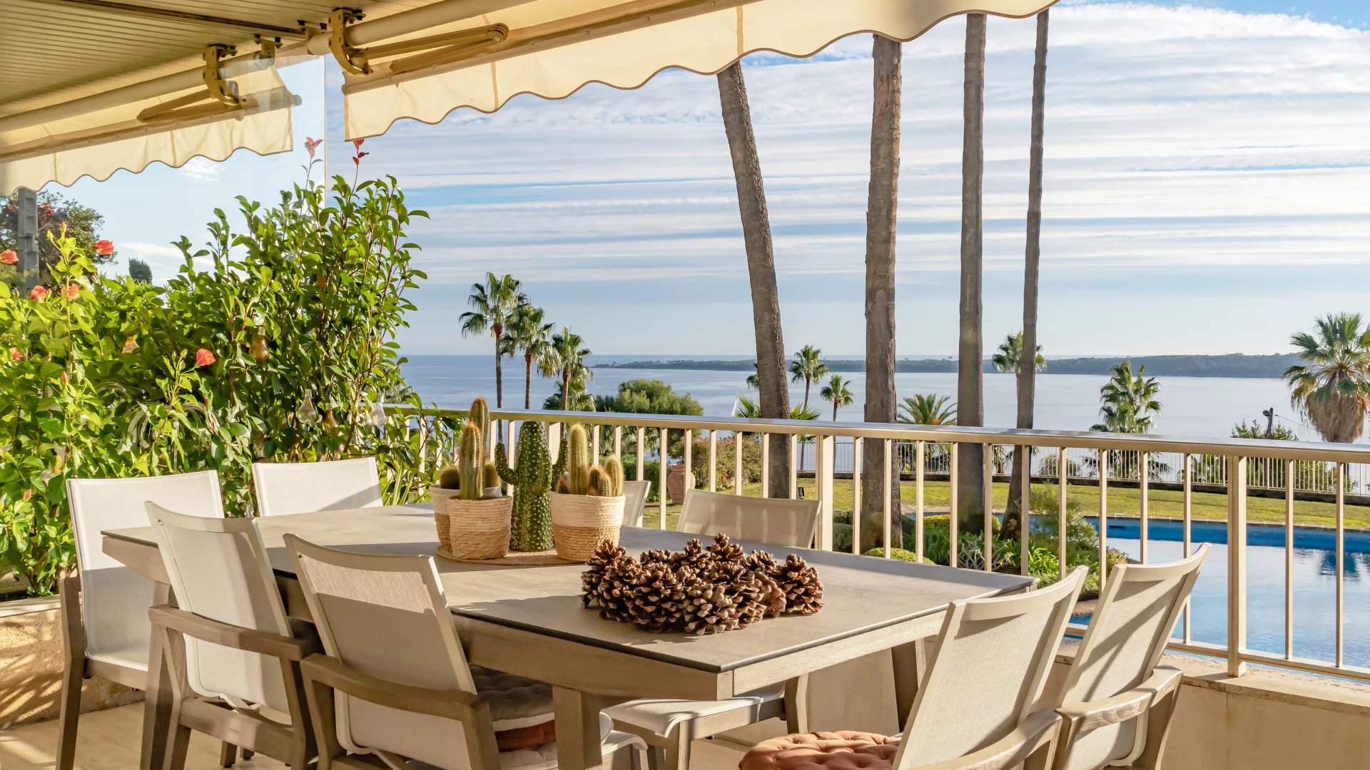 Beautiful corner apartment with sea view