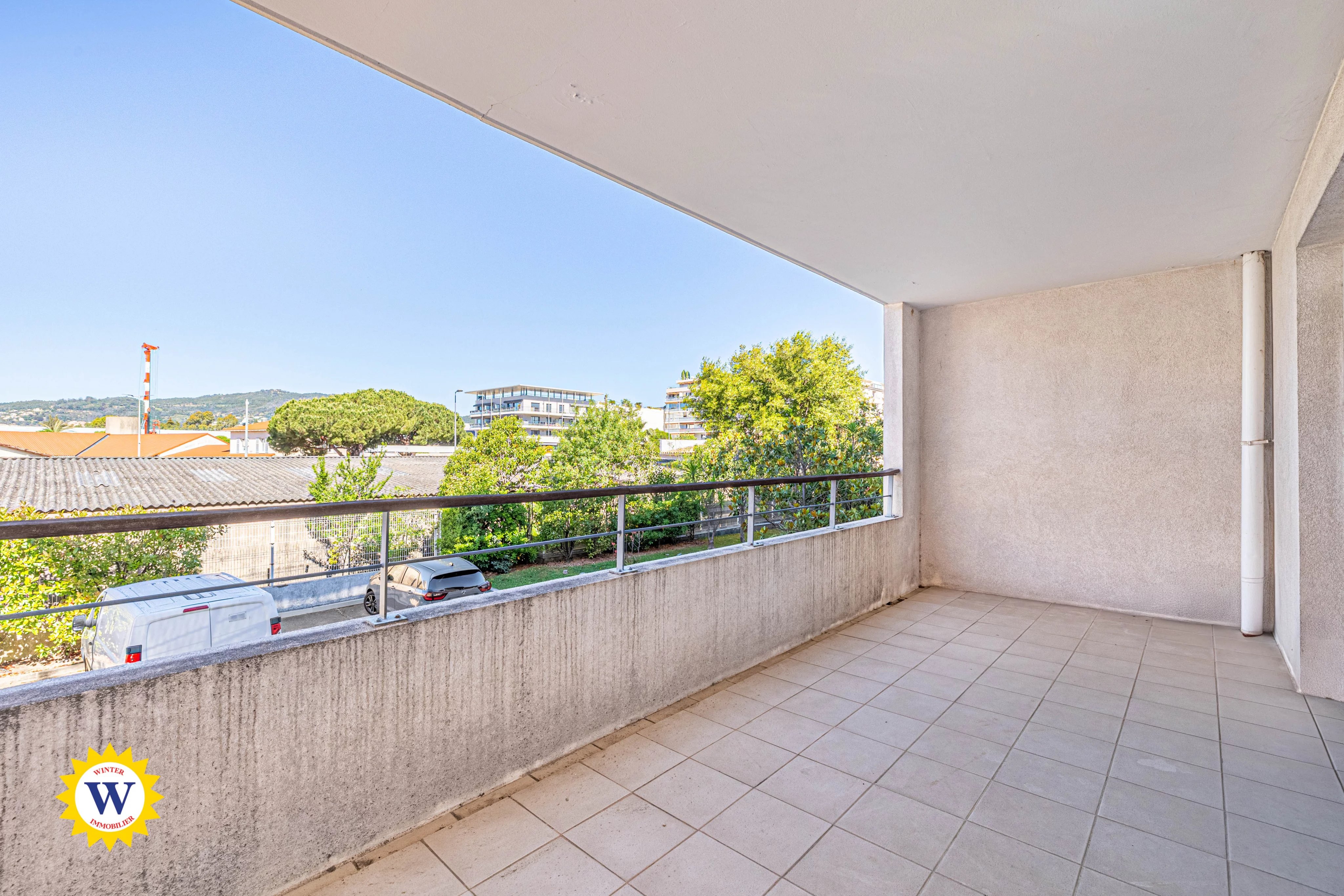 CANNES LA BOCCA – GRAND STUDIO AVEC TERRASSE SANS VIS-À-VIS - GARAGE EN SUS - Photo 2