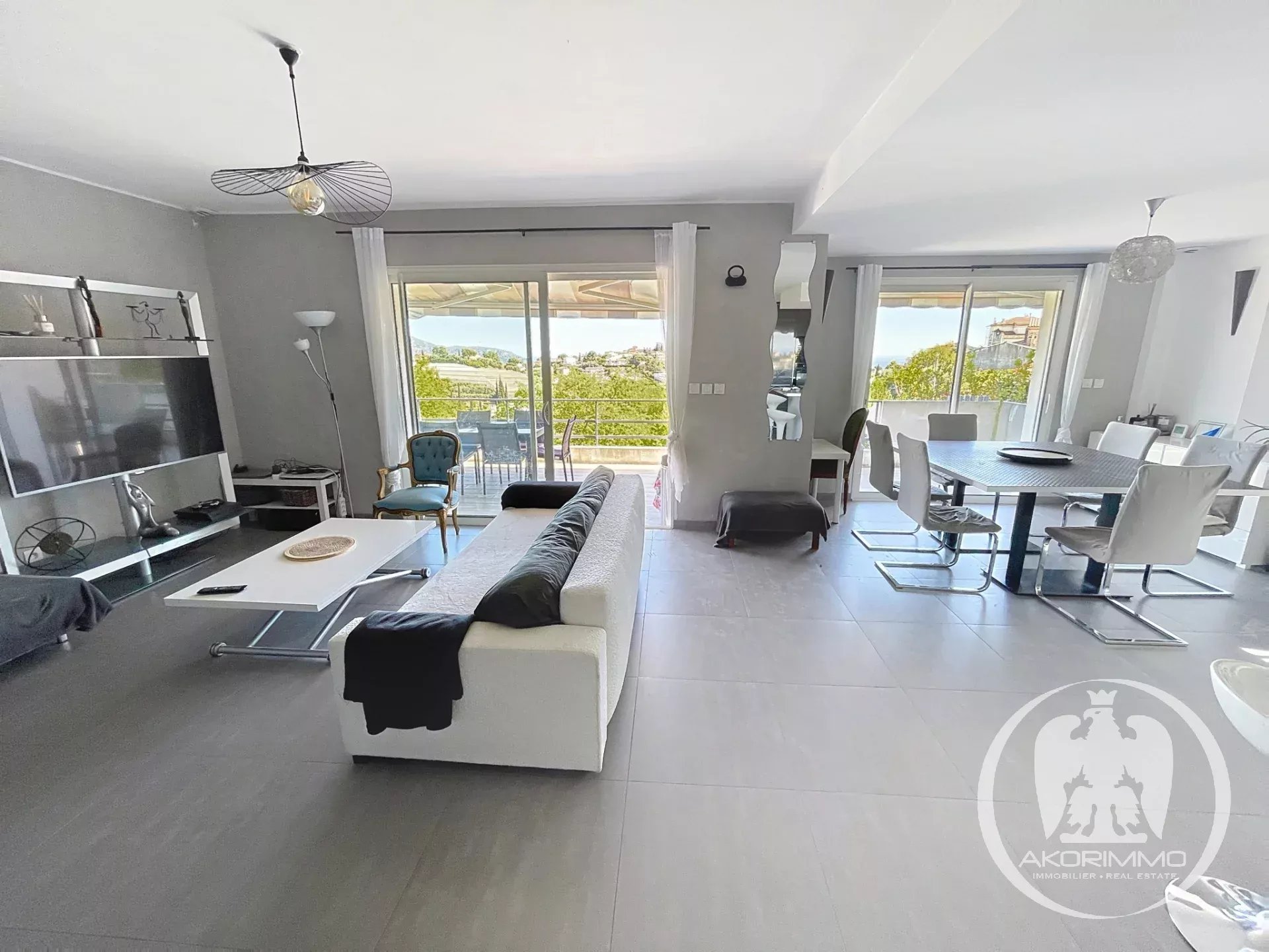 Hauteurs de Nice, Villa récente avec piscine et vue mer