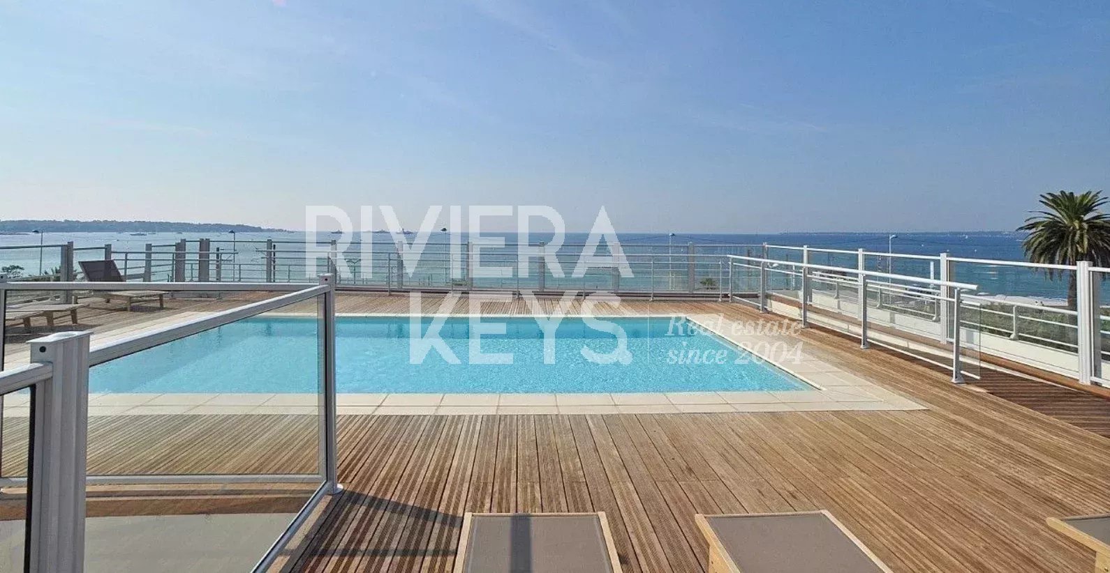 ANTIBES – Neue 2-Zimmer-Wohnung mit Meerblick und Dachterrasse mit Pool