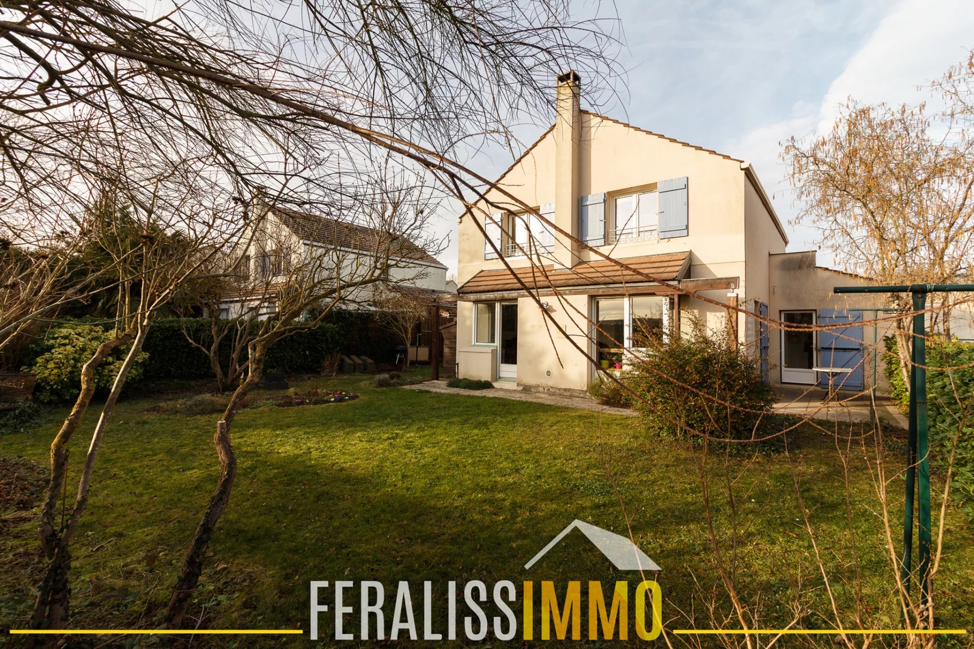 Maison individuelle 4 chambres, garage et vue dégagée !