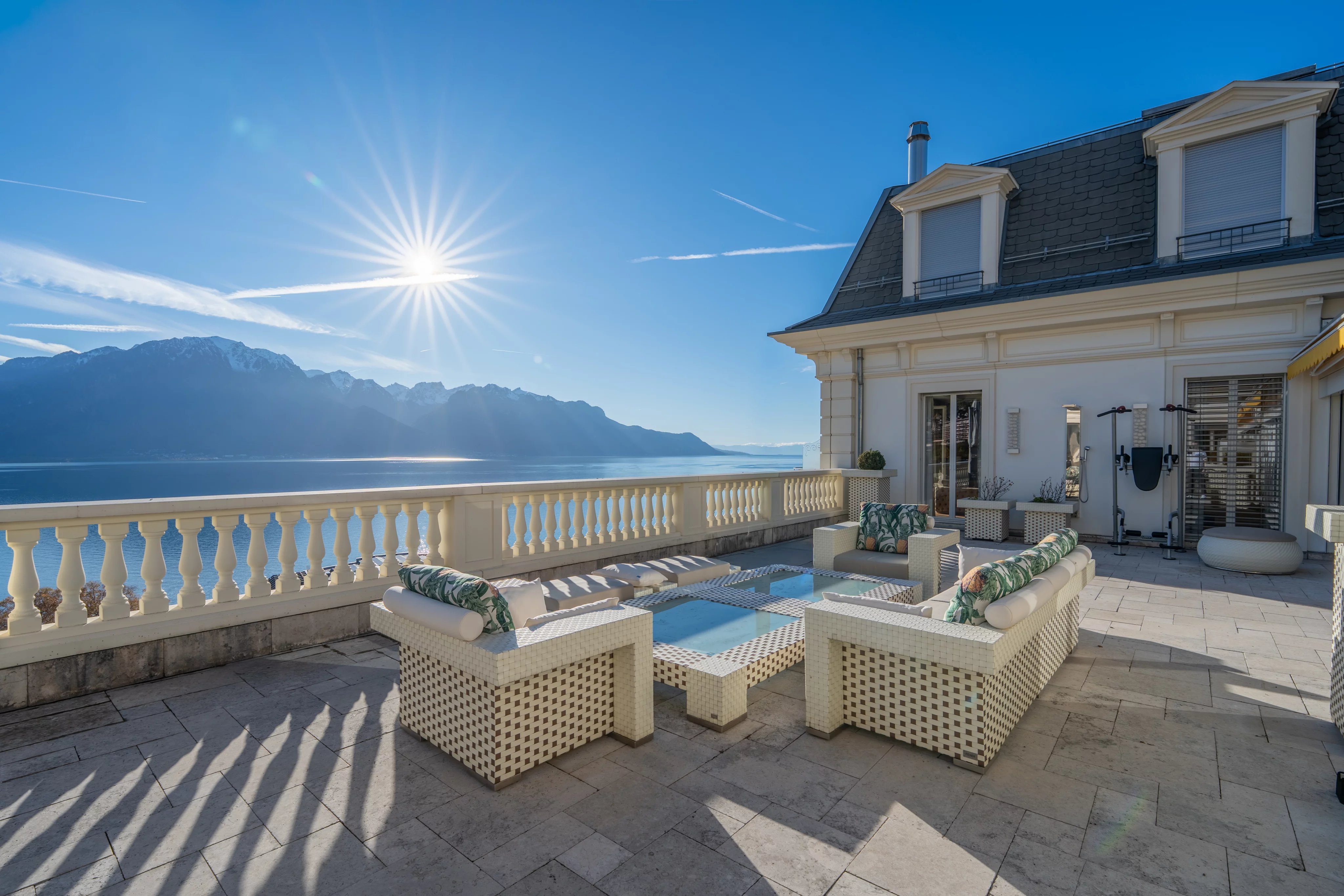 A masterpiece suspended between sky, lake, and mountains