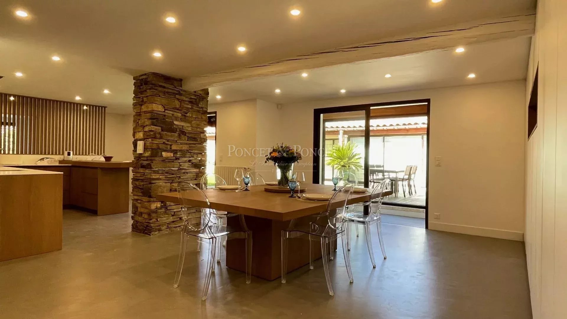 9 Bedroom Villa/Townhouse's Image 18