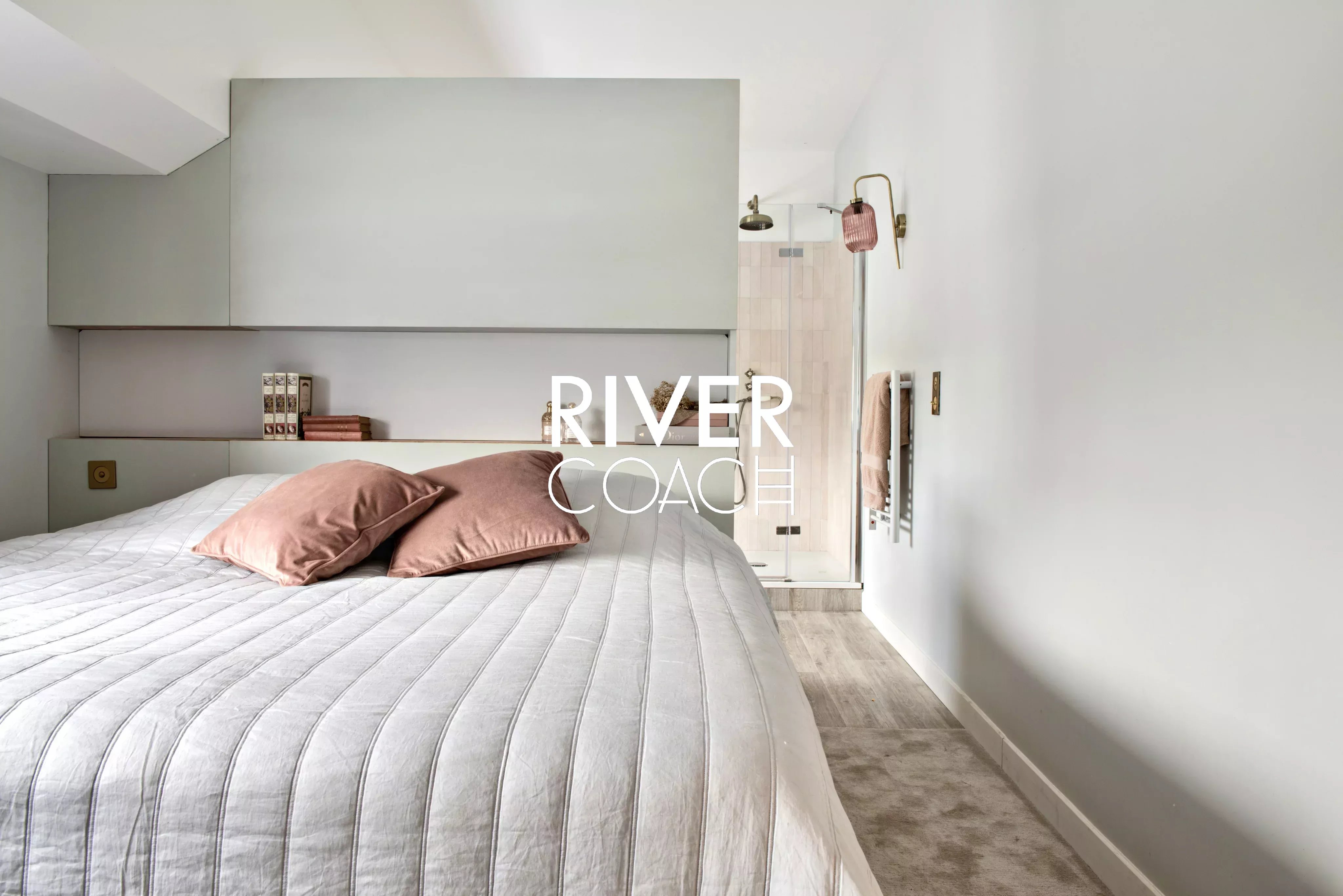 Péniche d'exception dans un écrin de verdure