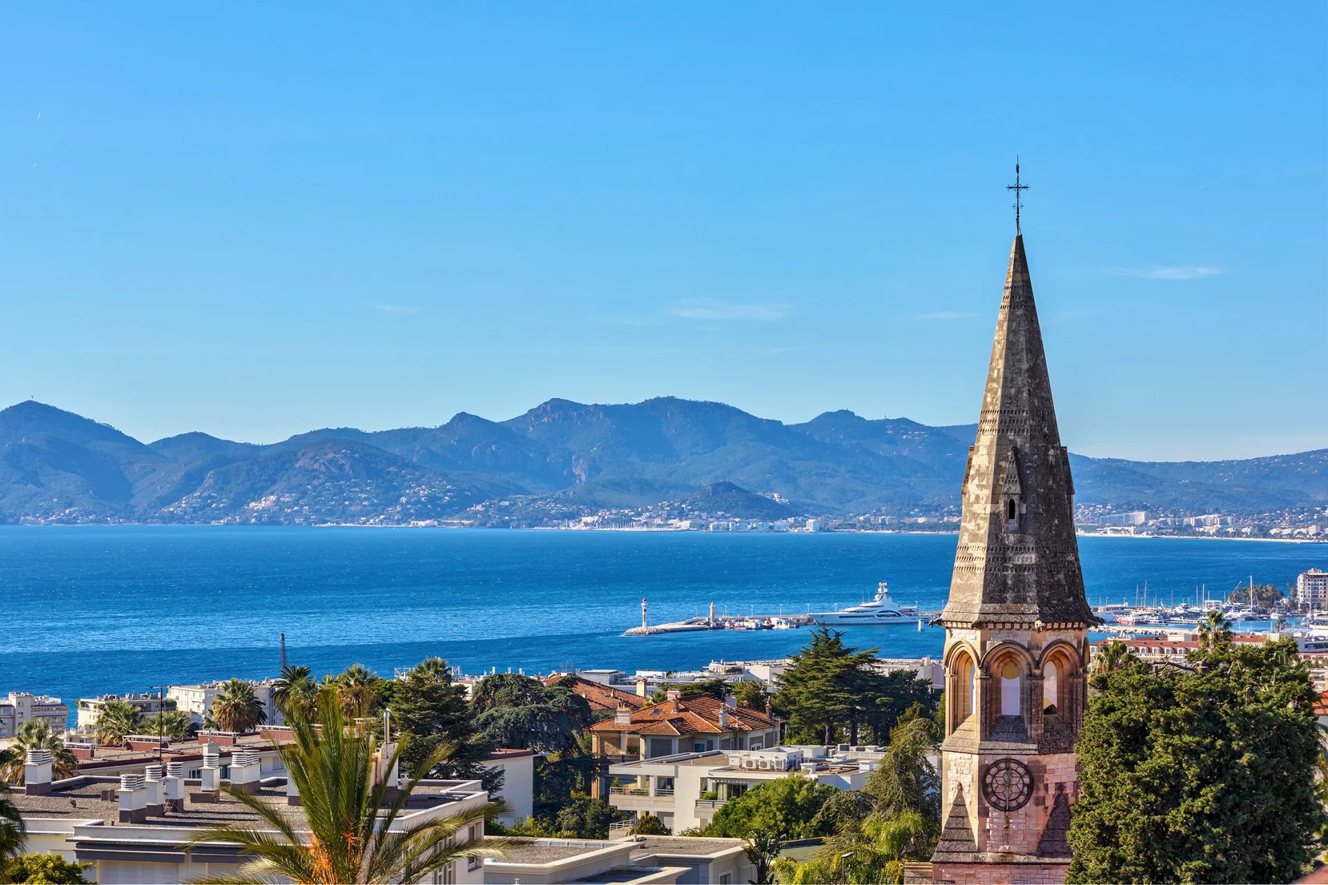 CANNES - CALIFORNIE: 3-bedroom apartment, rooftop terrace, spectacular view of the sea, Lérins Islands, and Estérel