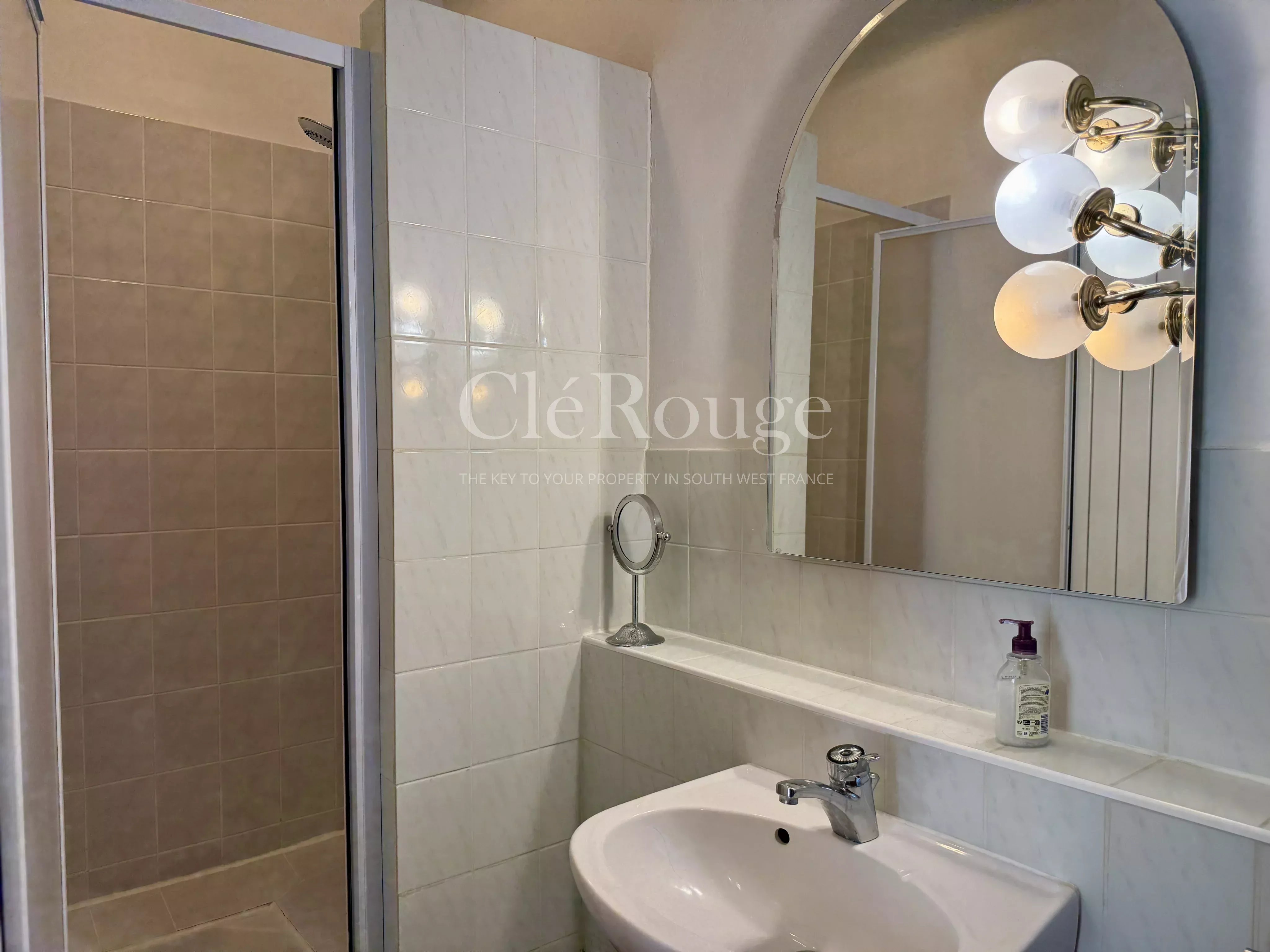 Beautiful property consisting of three houses, barns and swimming pool, just 50 minutes from Bordeaux