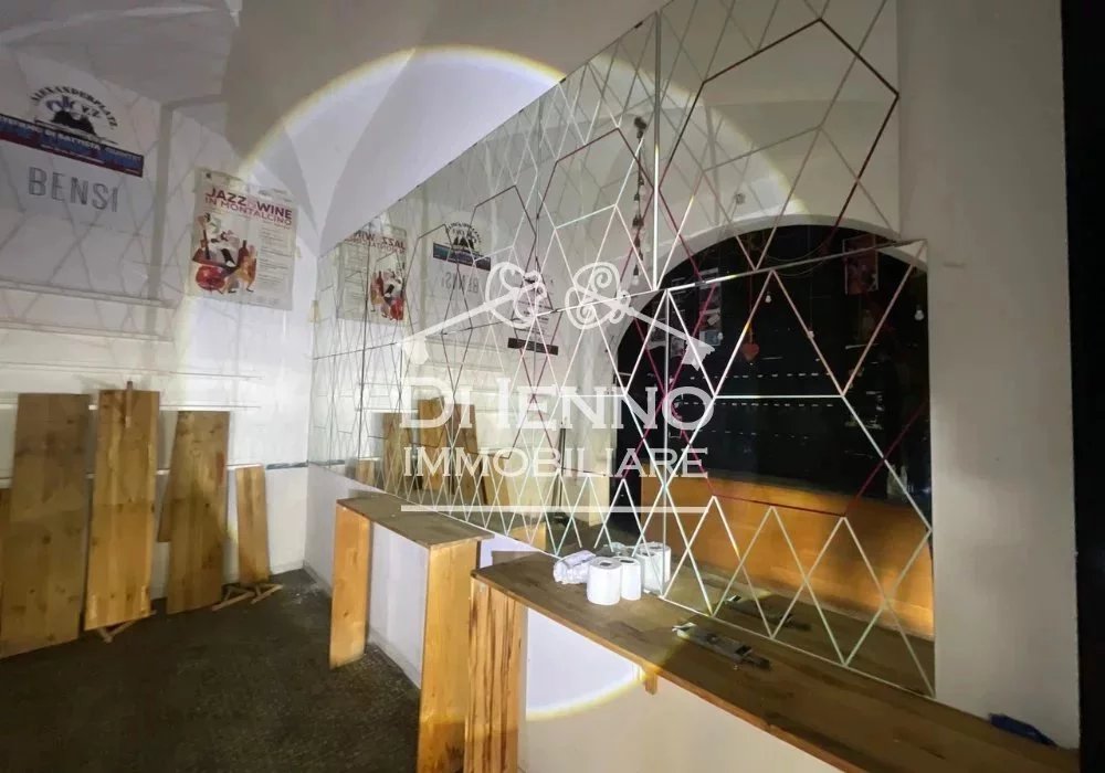 Vendita Attivitá commerciale - Mura negozio Roma Monti