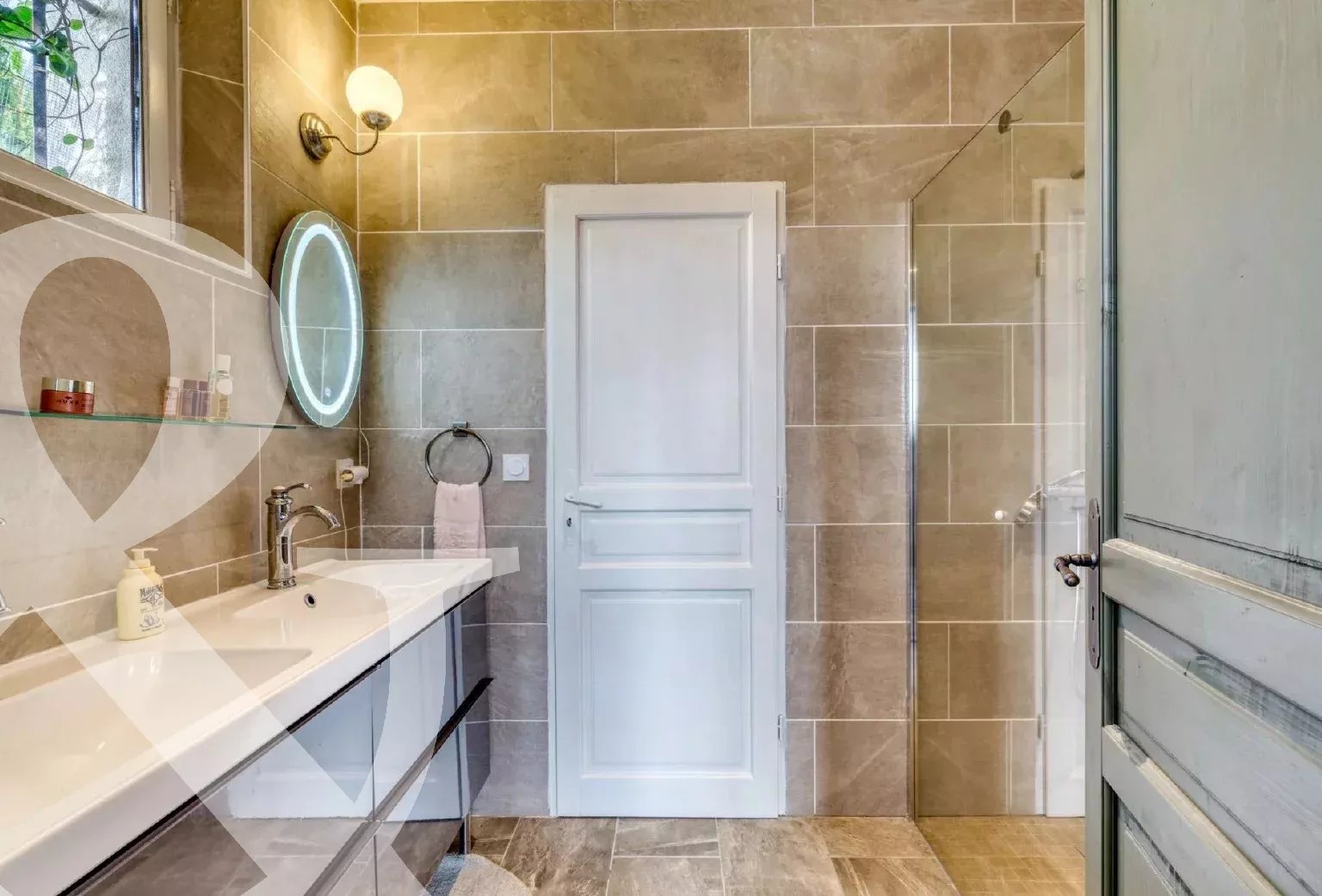 AU CALME DANS UN TRES BEAU PARC