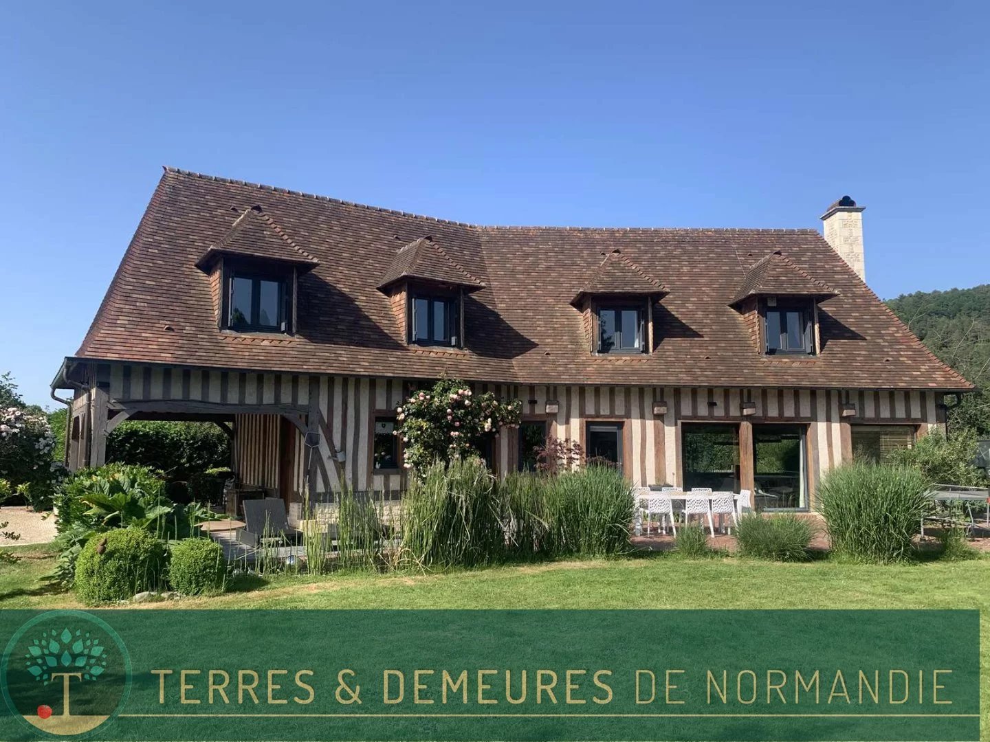 NORMANDIE, dans le département de l'EURE et La Vallée de L'ITON, belle maison normande comptemporaine