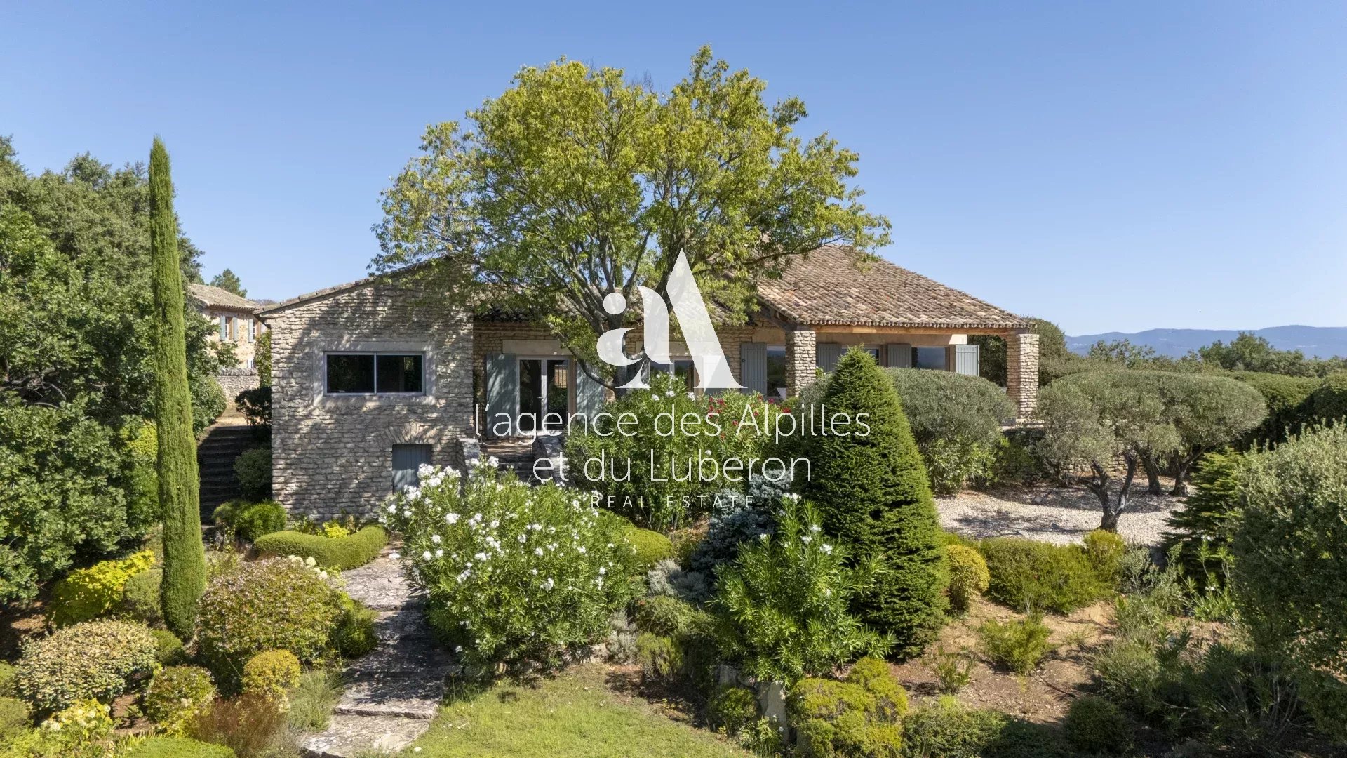 PROPERTY NEAR GOULT AND GORDES WITH POOL AND PANORAMIC VIEWS
