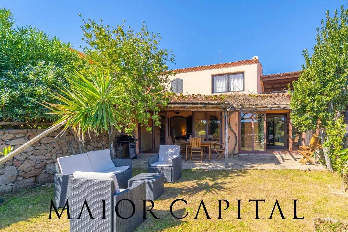 Porto Cervo | Elegante appartamento con giardino e veranda coperta