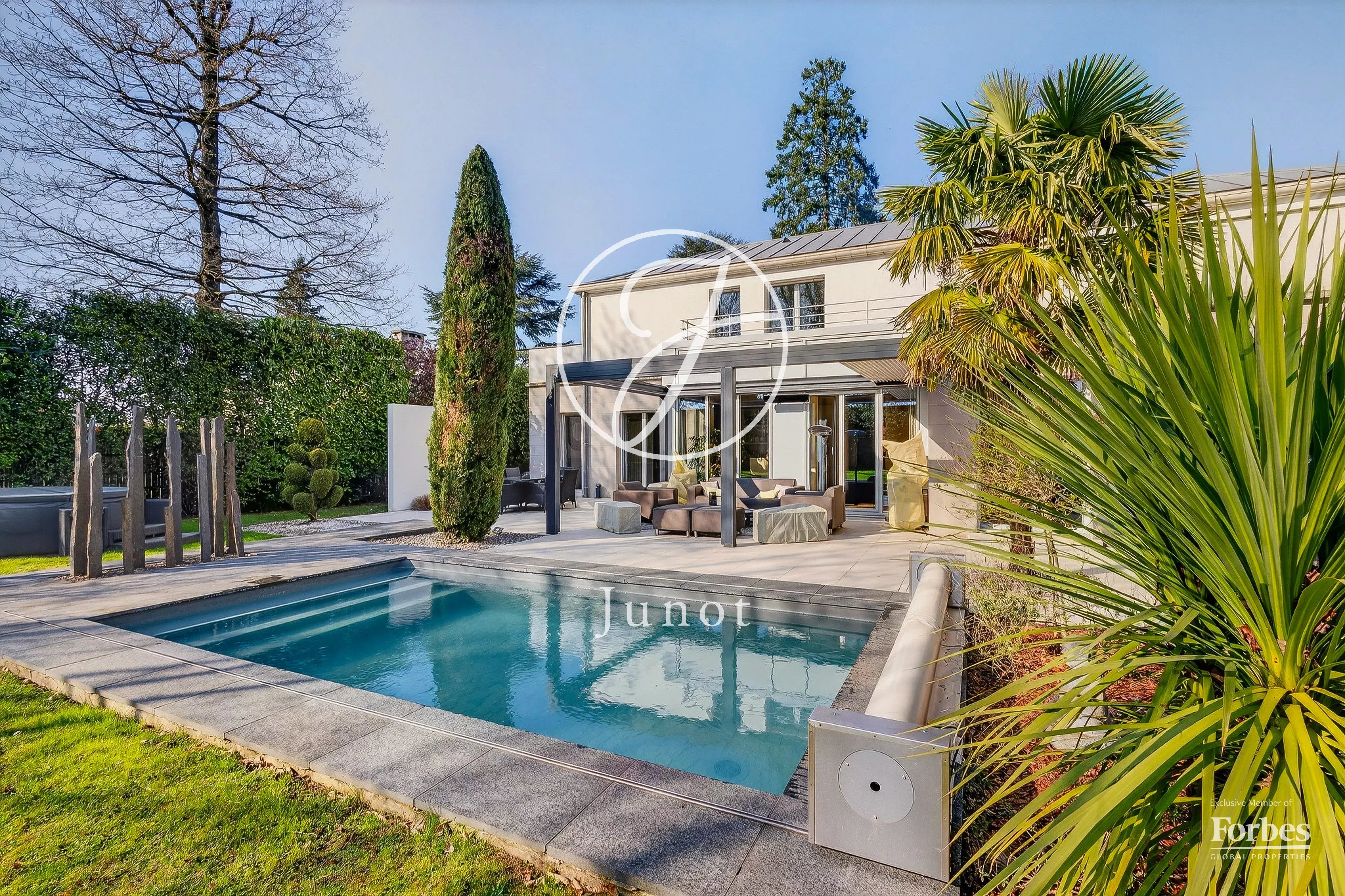 La Celle Saint-Cloud - LA  FEUILLAUME - Maison d'architecte à vendre - 252 m² (312 m² au total) - 4 chambres - Terrain de 1161m² avec piscine.