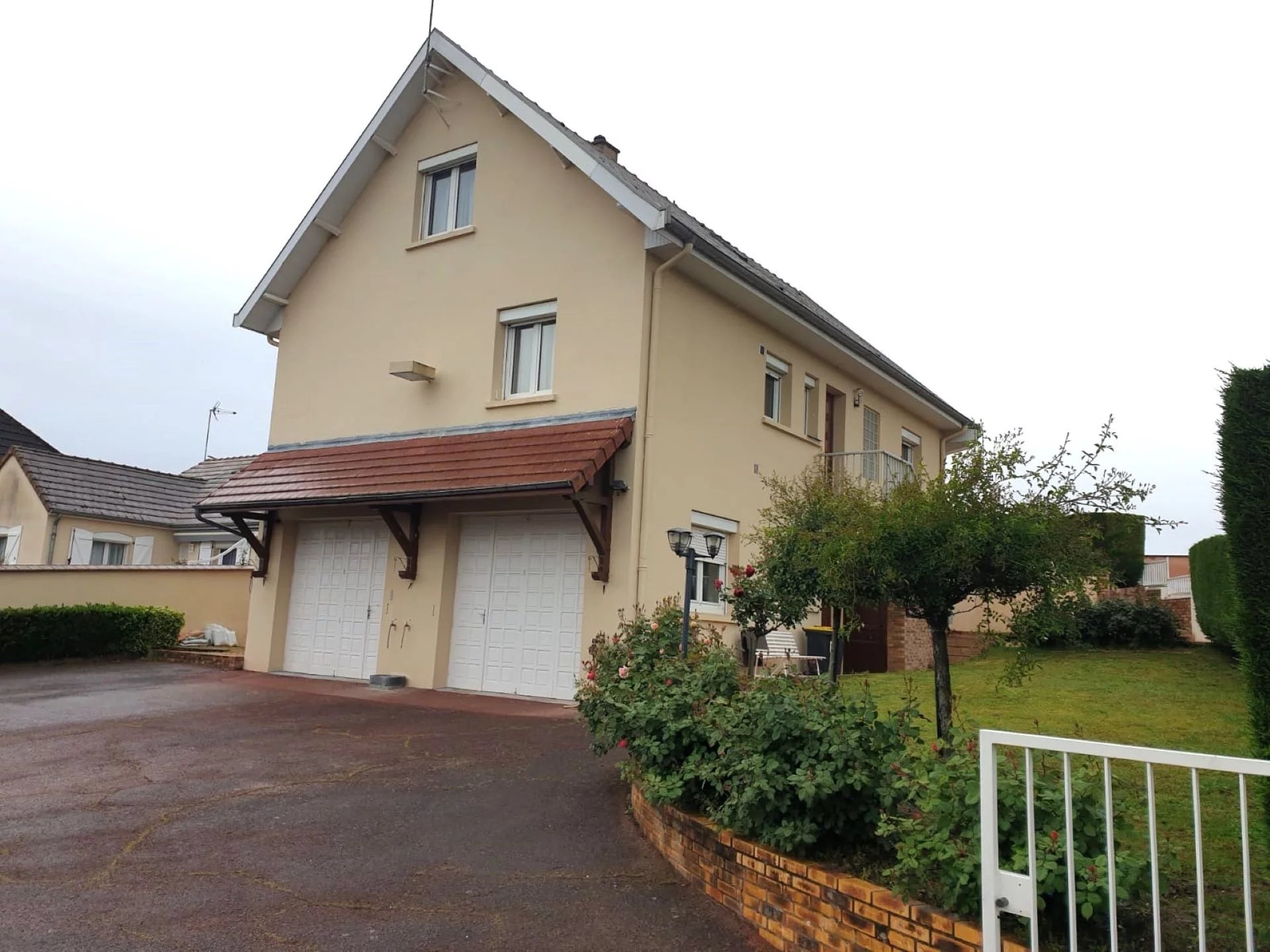 MAISON D'HABITATION SUR SOUS-SOL SEMI ENTERRÉ