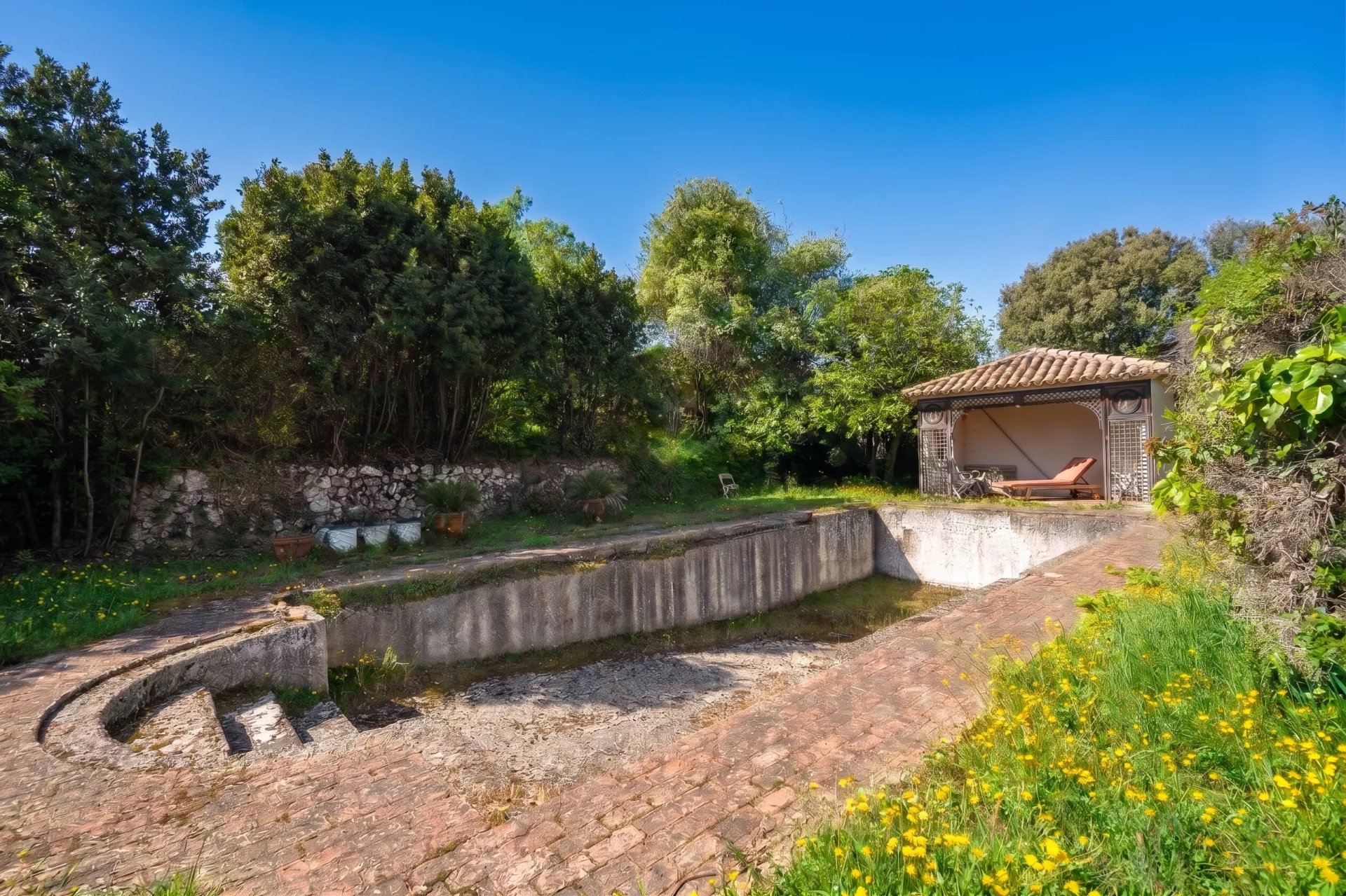 MOUGINS-PROPERTY 2 VILLAS ON A FENCED AND WOODED  PLOT OF 6700 M²