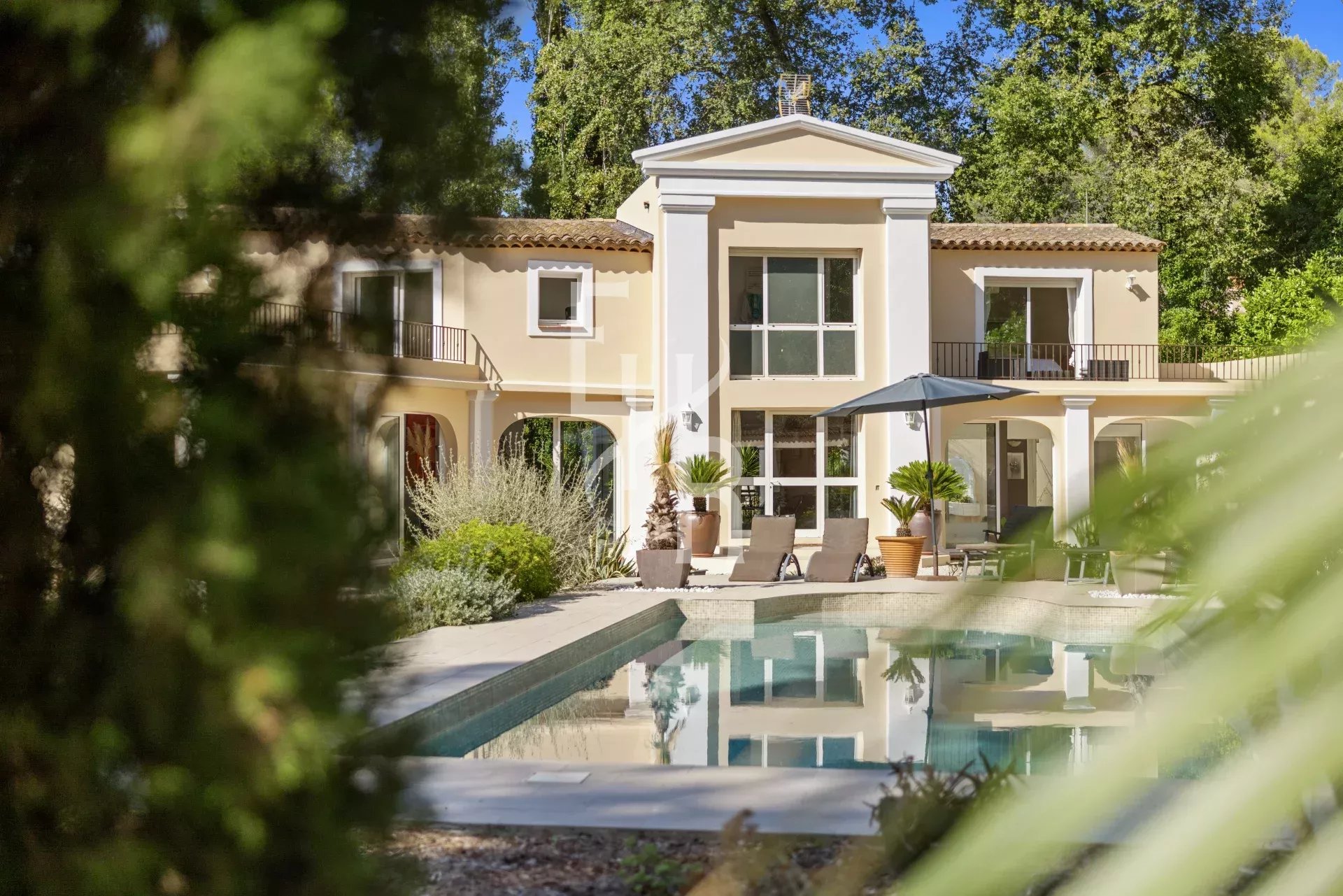 Propriété unique à Mougins — un havre de paix familial avec forêt, pool house et vie de village.