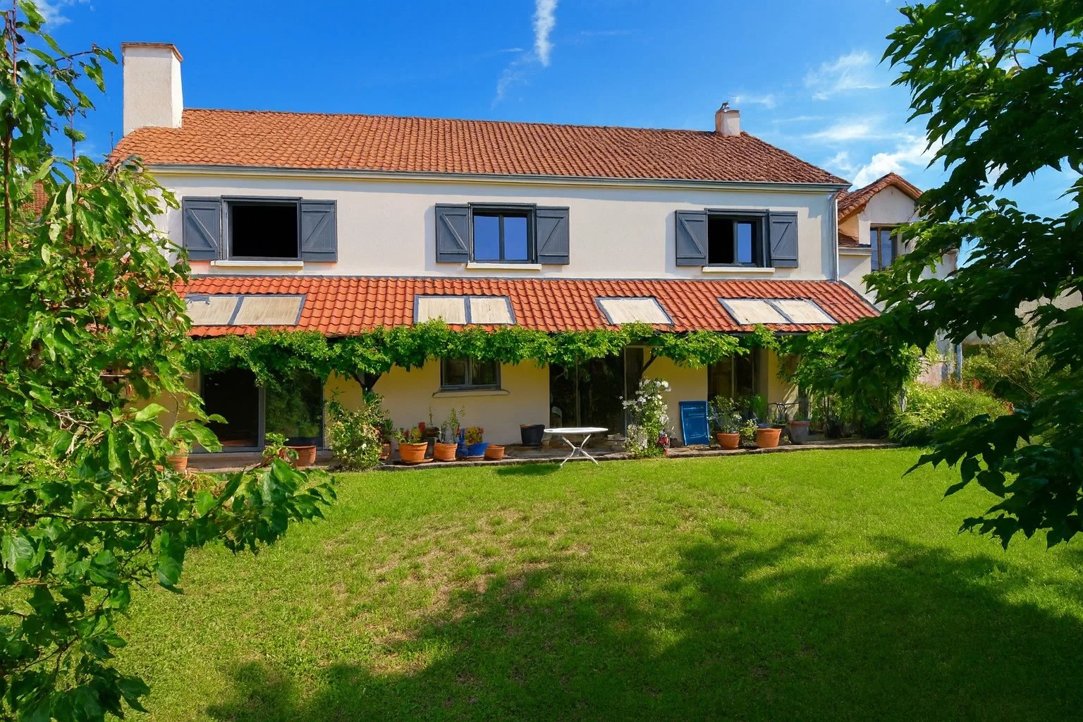 Maison  familiale  de 241 m2 avec 6 chambres sur un terrain de 801 m² à 5 mn du centre ville