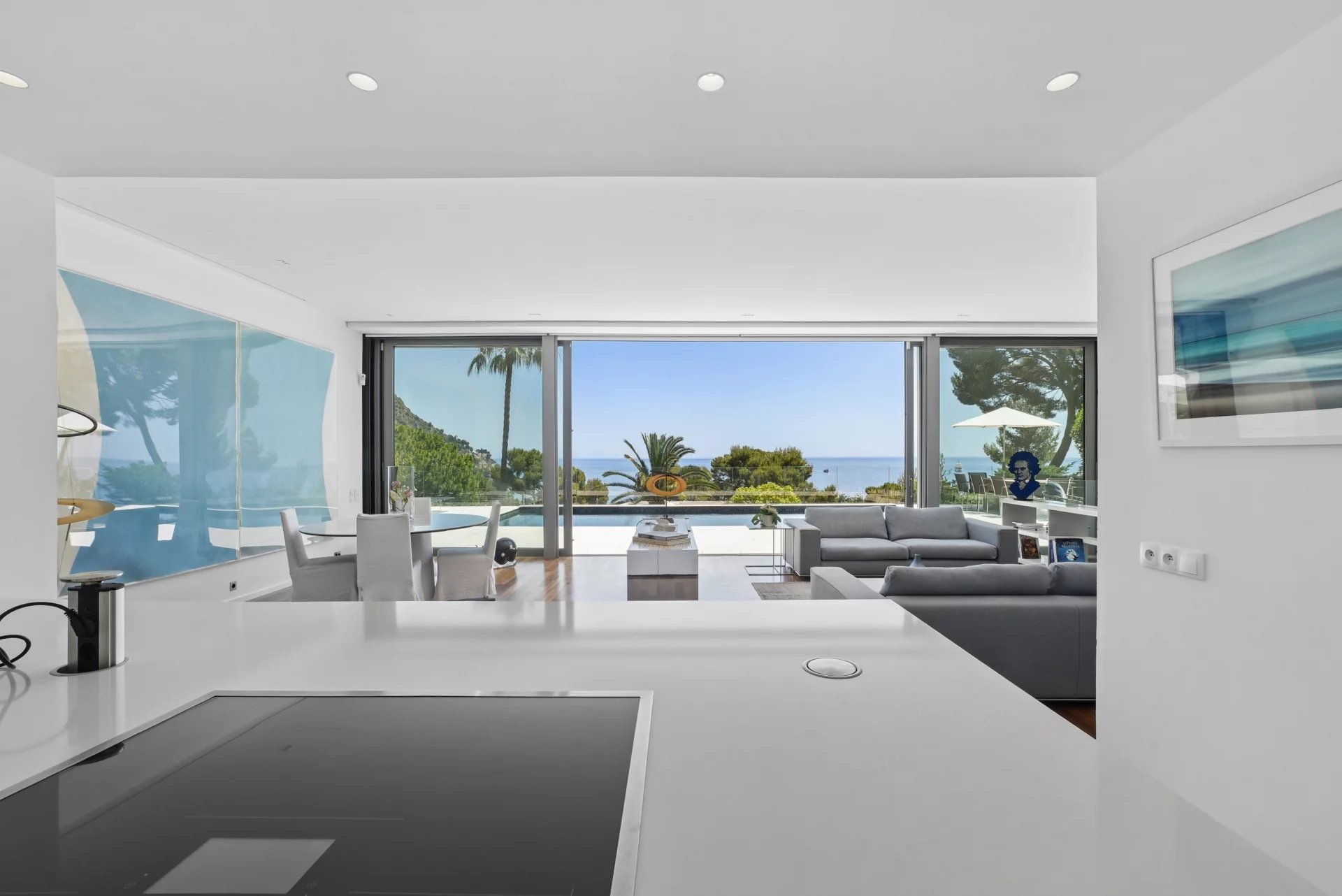 Villa contemporaine d'exception à Èze Bord de Mer – Un véritable écrin entre mer et montagne