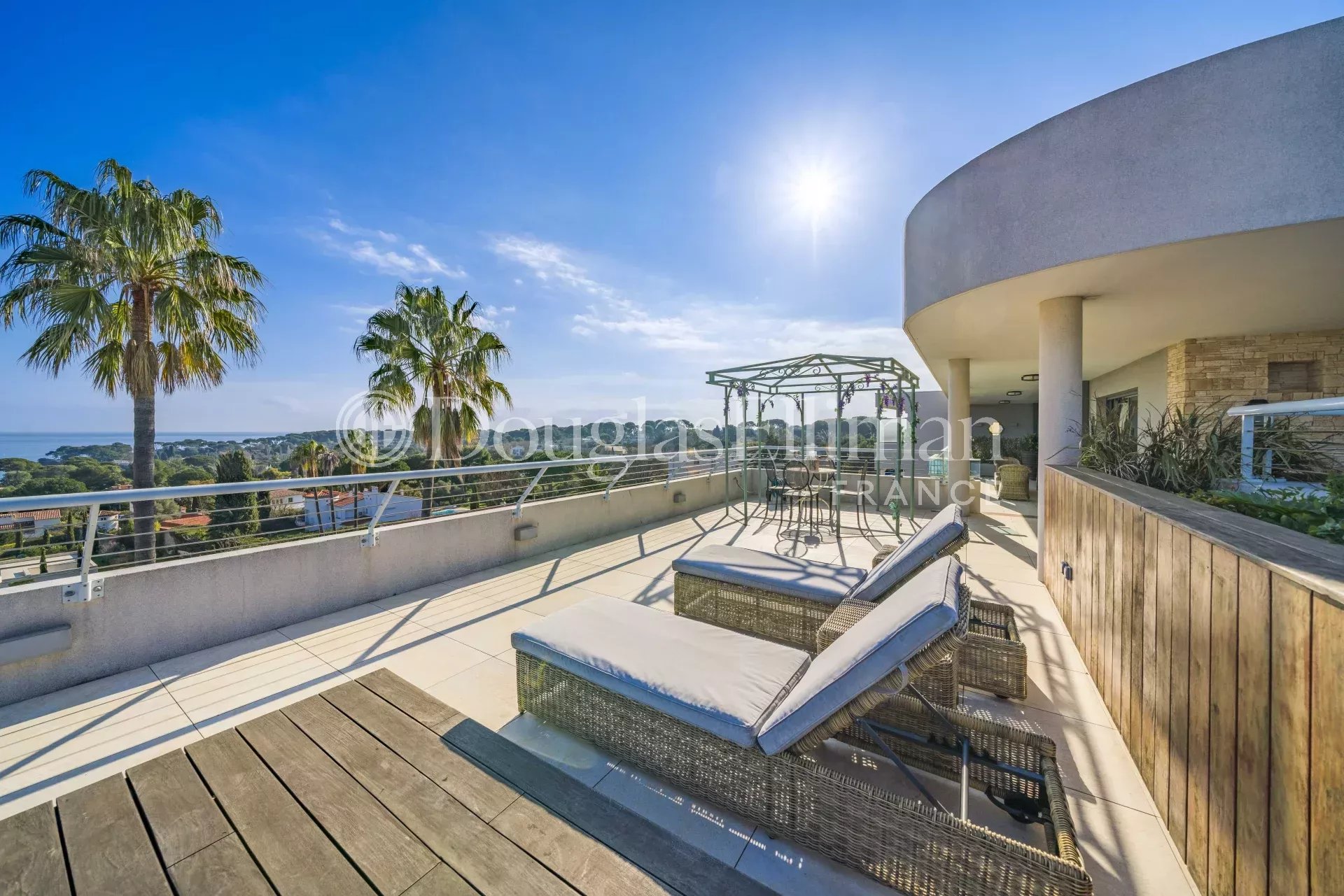 CAP D&rsquo;ANTIBES – Superbe penthouse avec vue mer - Image nᵒ3