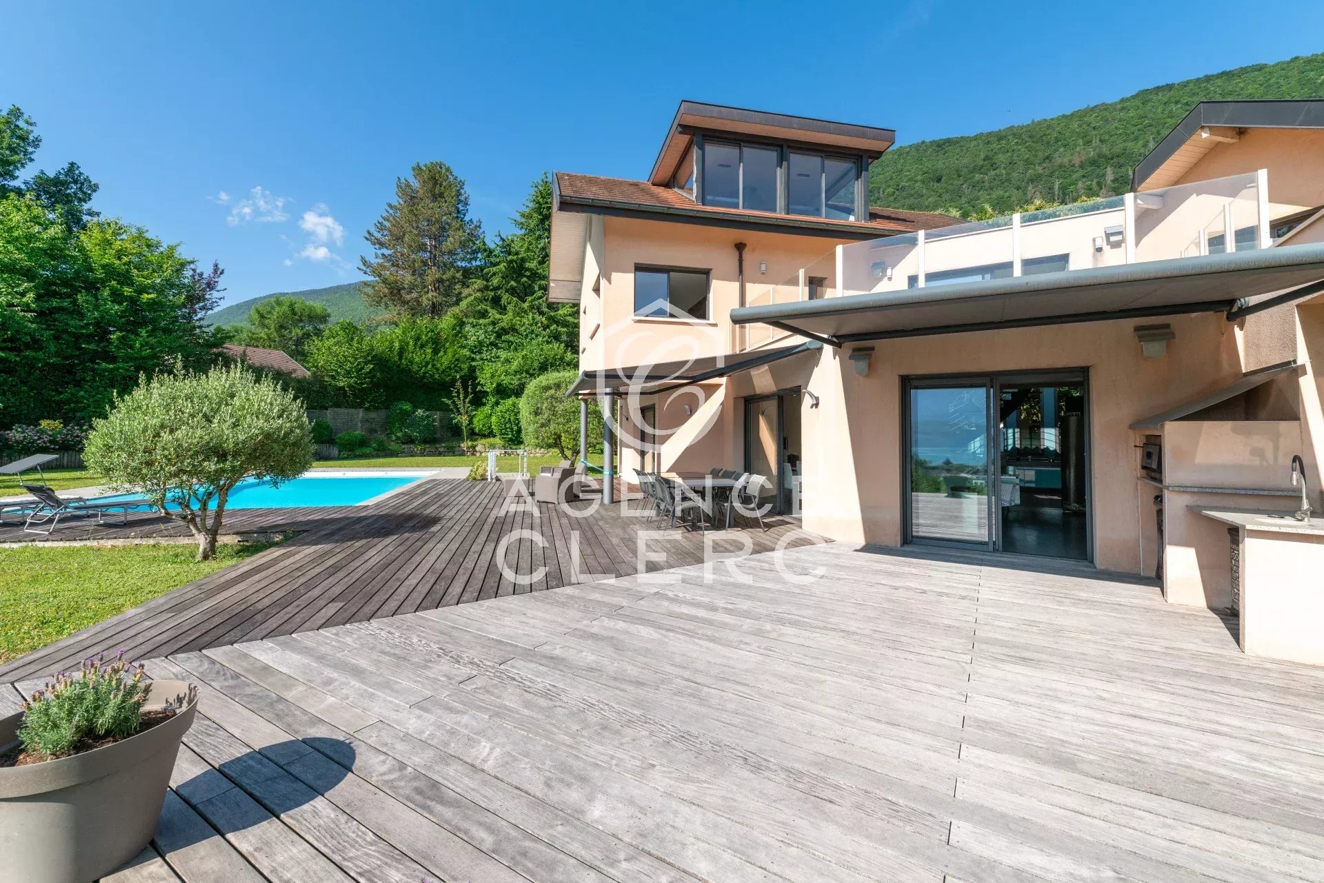 6 Bedroom Villa/Townhouse's Image 7