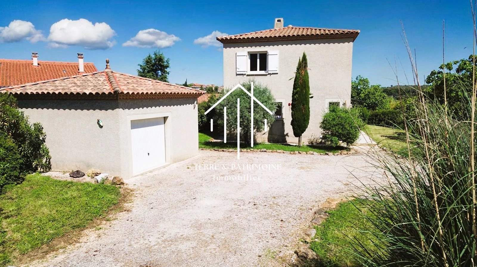 Villa contemporaine alliant calme, confort et proximité des commodités au cœur de Saint-Paul-le-Jeune.