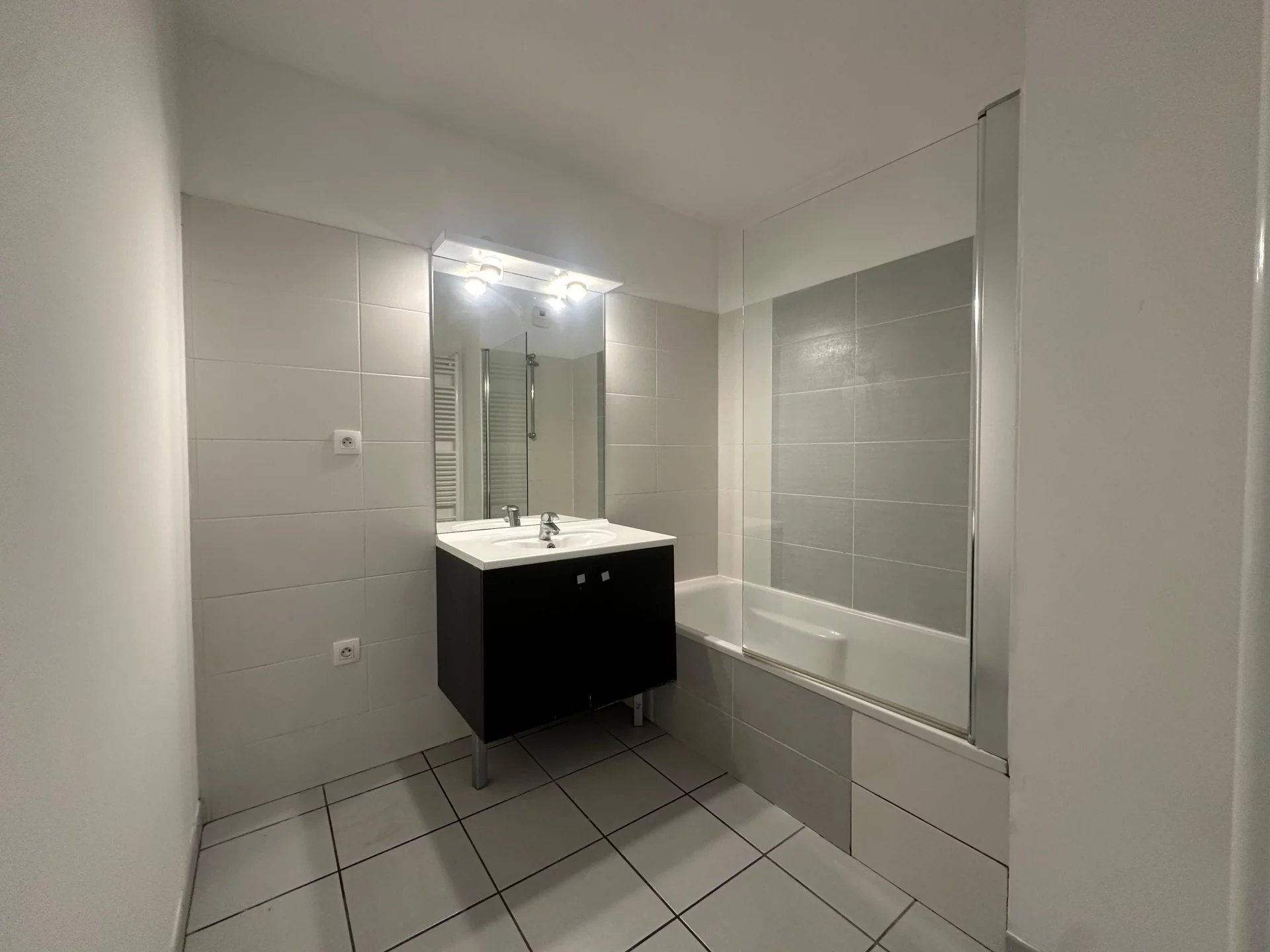 480838 Location Décines-Charpieu