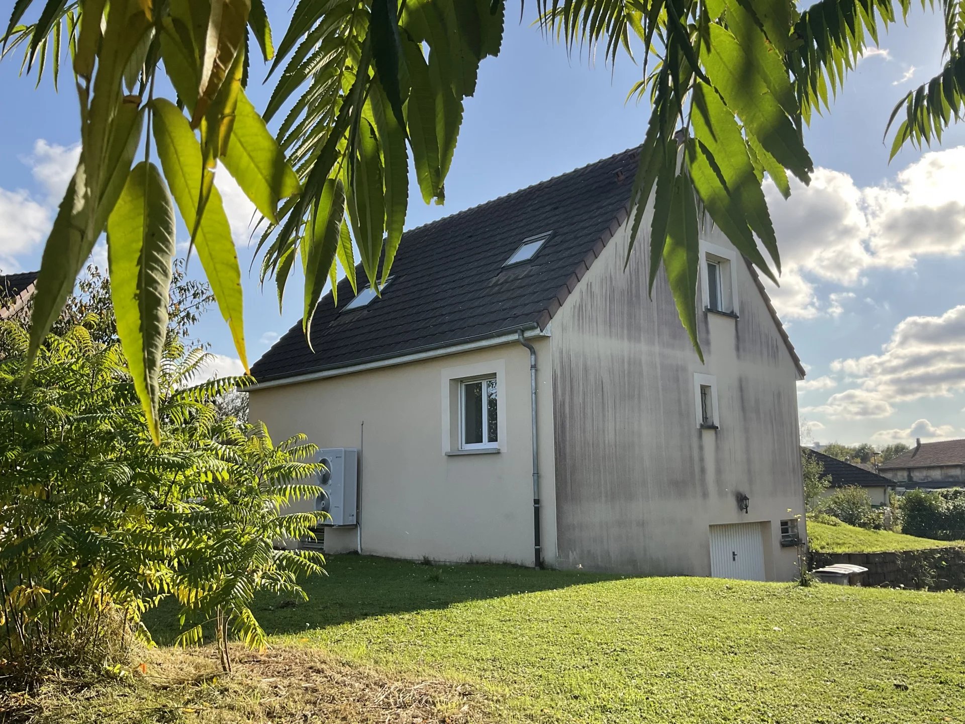 Maison sur sous sol , 3 chambres 1 bureau