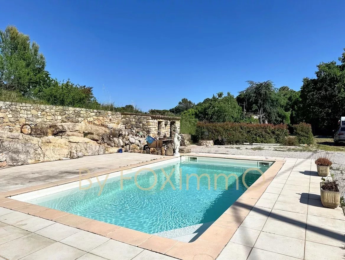 10 minutes from the village of Valbonne, close to international schools, villa to renovate with swimming pool and parking.