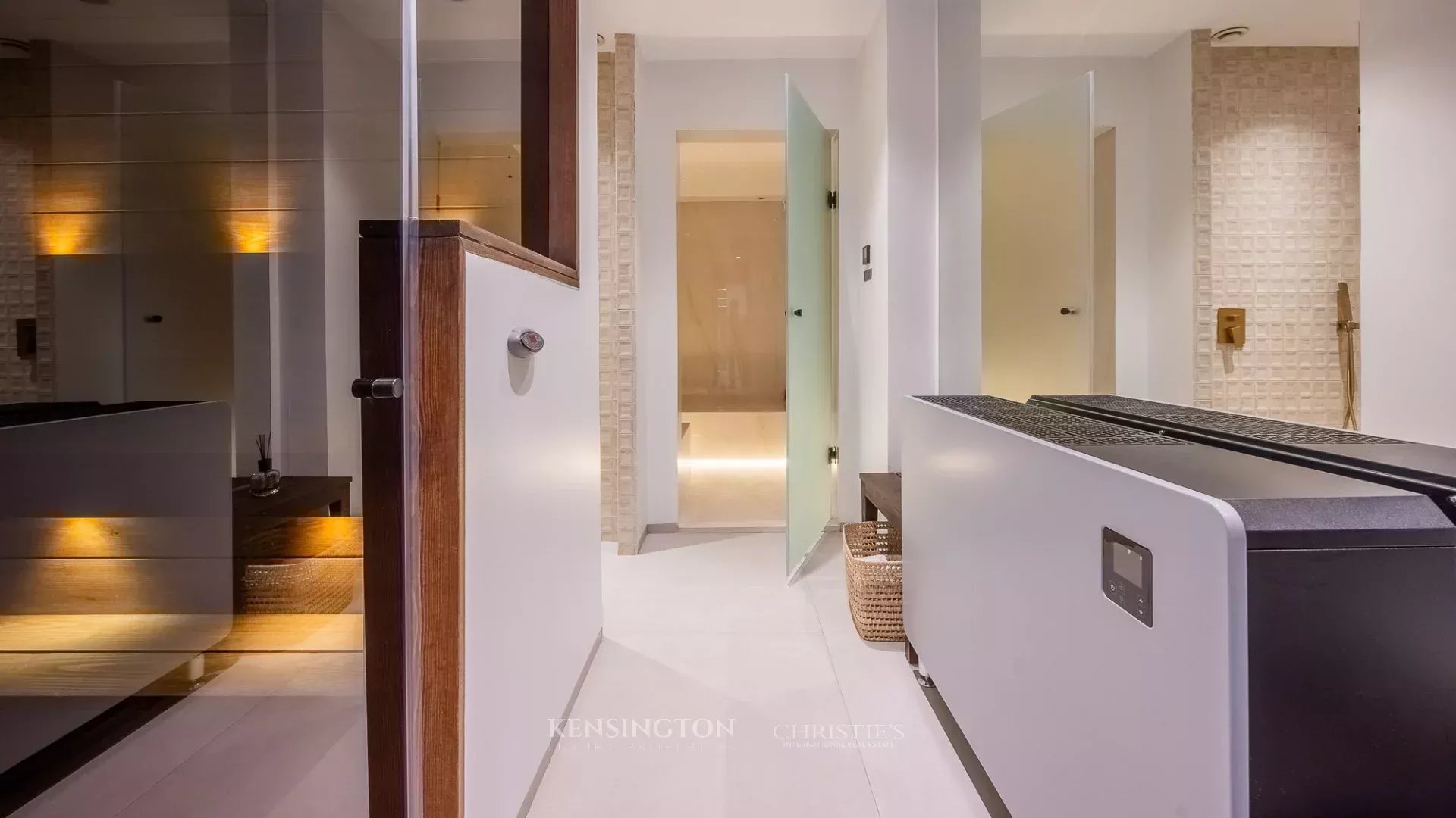 8 Bedroom Villa/Townhouse's Image 44