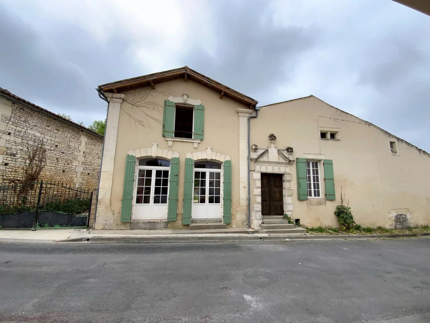Maison avec dépendances proche de Jonzac