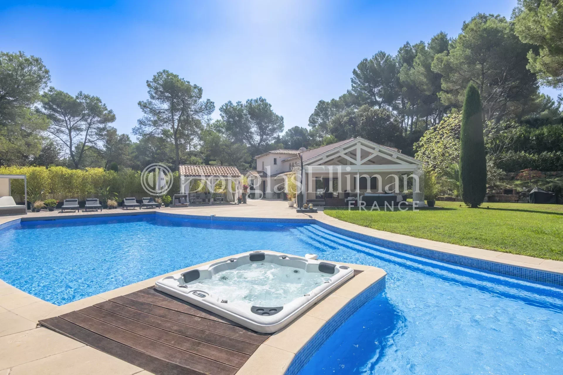 MOUGINS – Luxurious villa in Parcs de Mougins - Picture n°2