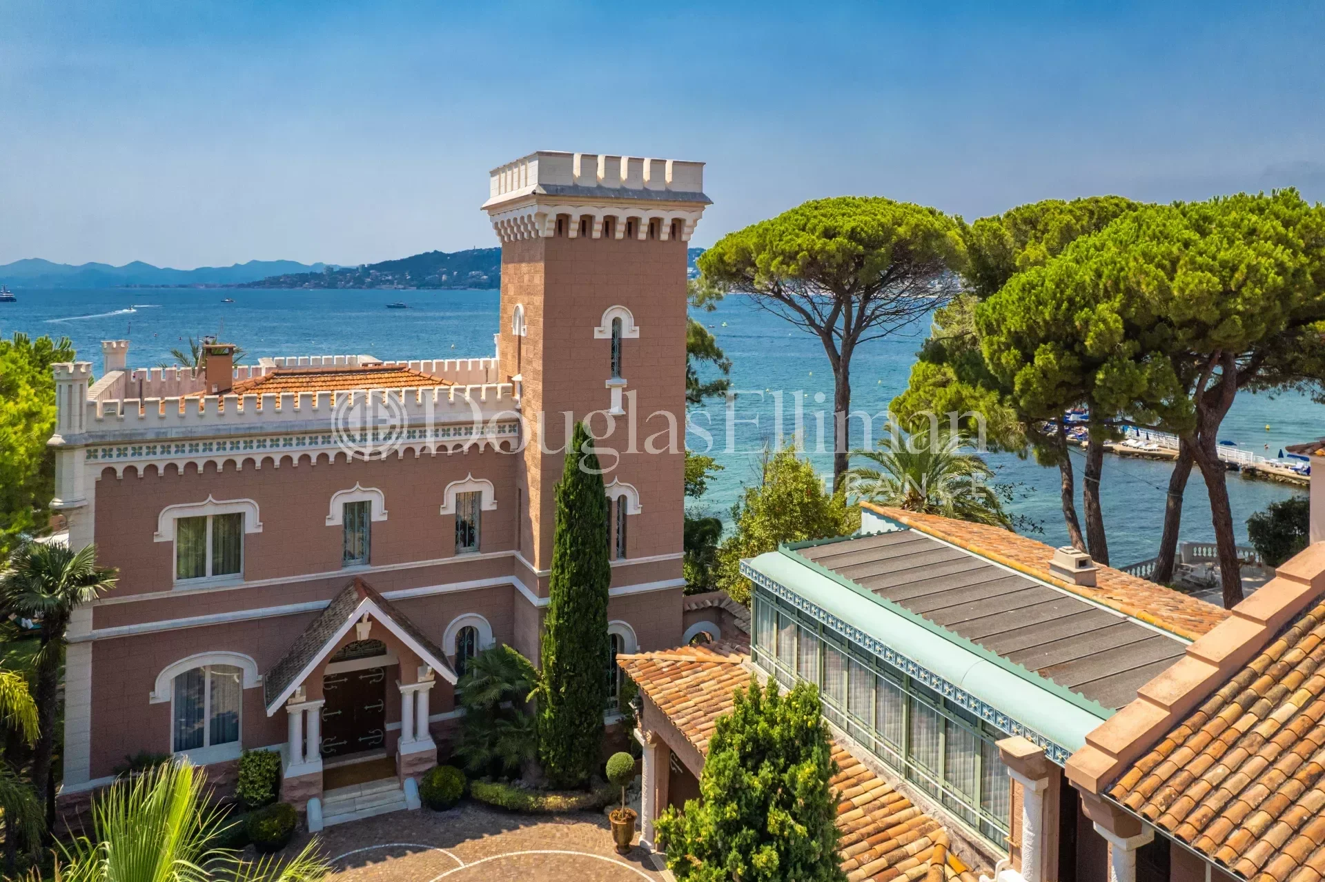 CAP D&rsquo;ANTIBES : Villa iconique front de mer au Cap d&rsquo;Antibes - Image nᵒ2