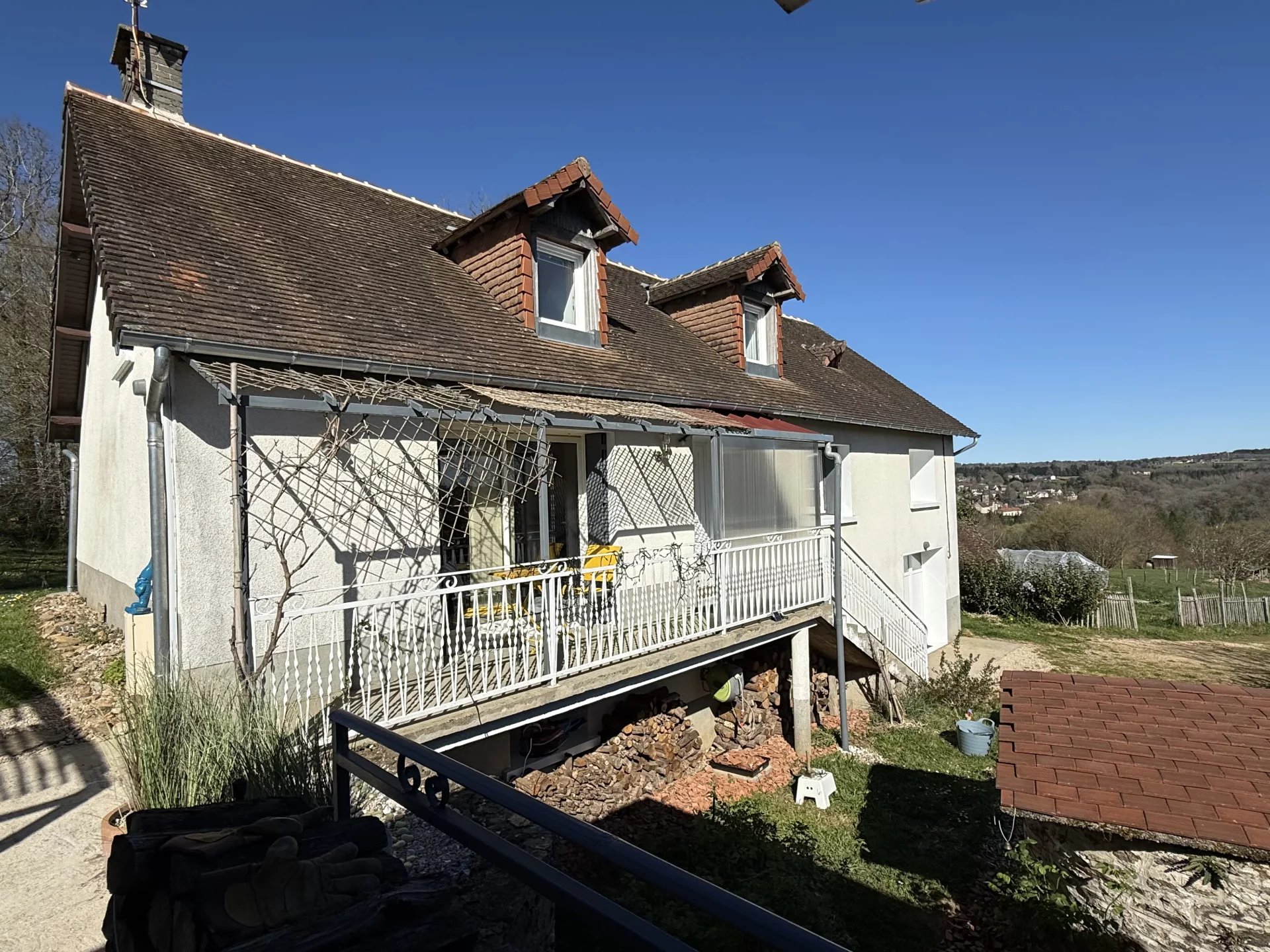 Maison pierre flanc de colline avec belle vue terrain + bois