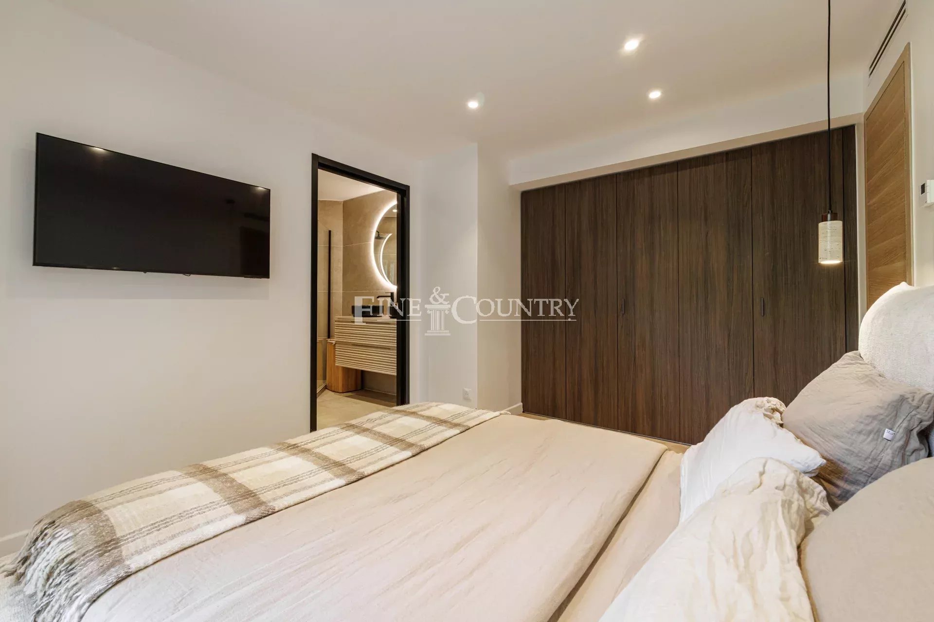 Photo of For Sale – 2-Bedroom Apartment – Cannes Montrose