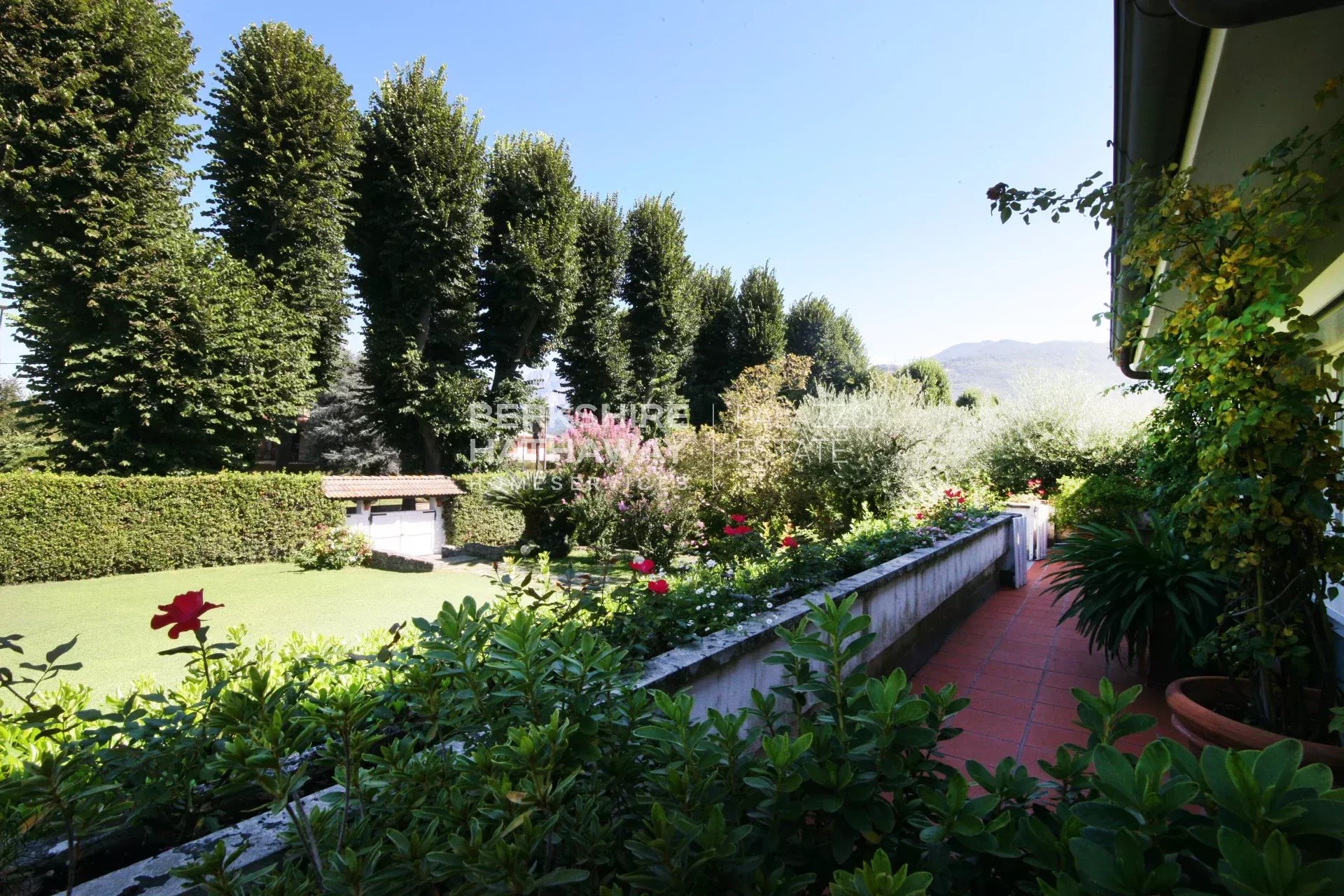 Magnificent detached villa with a large garden, minutes from the sea and Pietrasanta