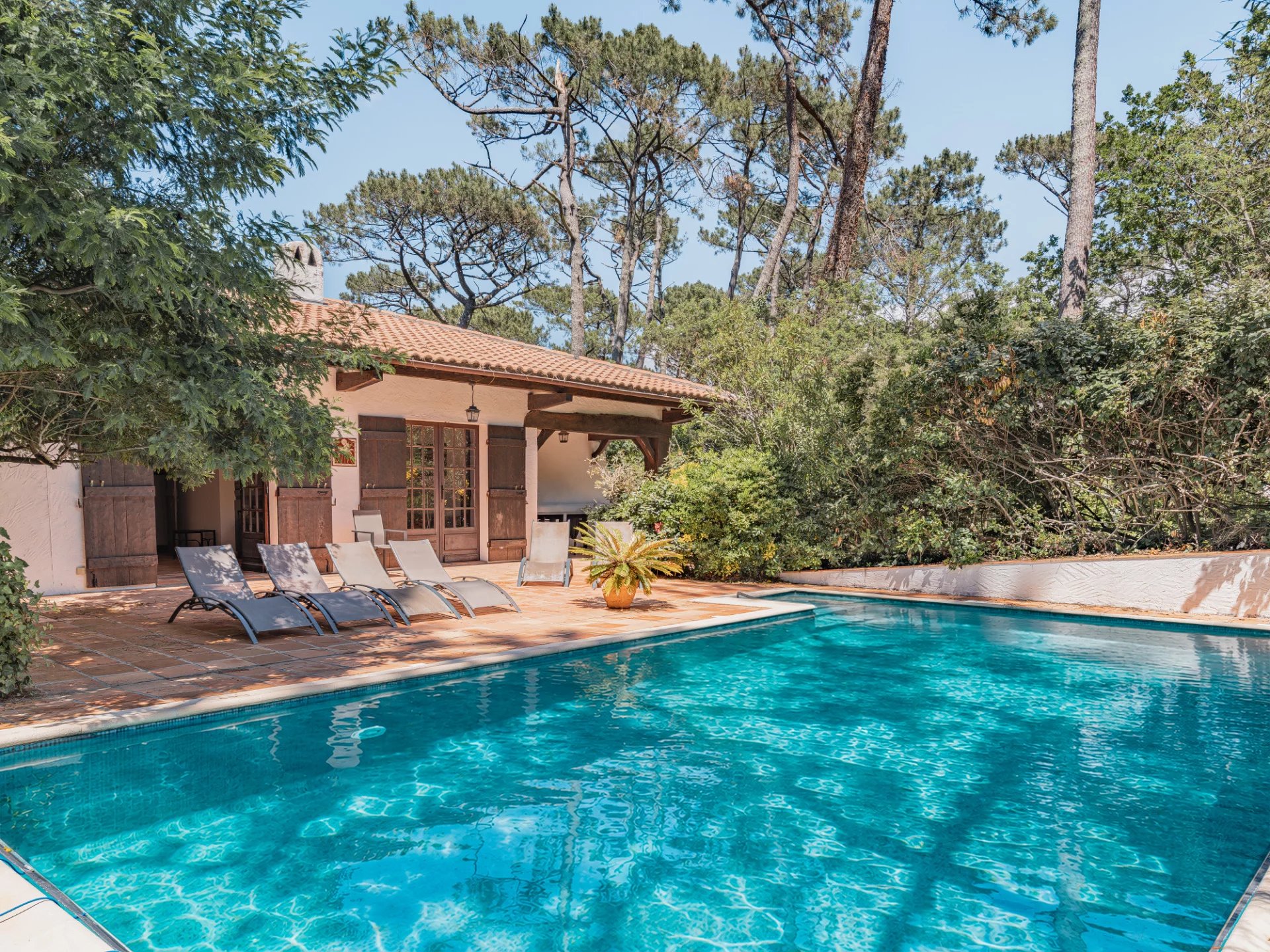 PYLA-SUR-MER - WALKING DISTANCE TO THE BEACH - 6-BEDROOM HOUSE WITH SWIMMING POOL