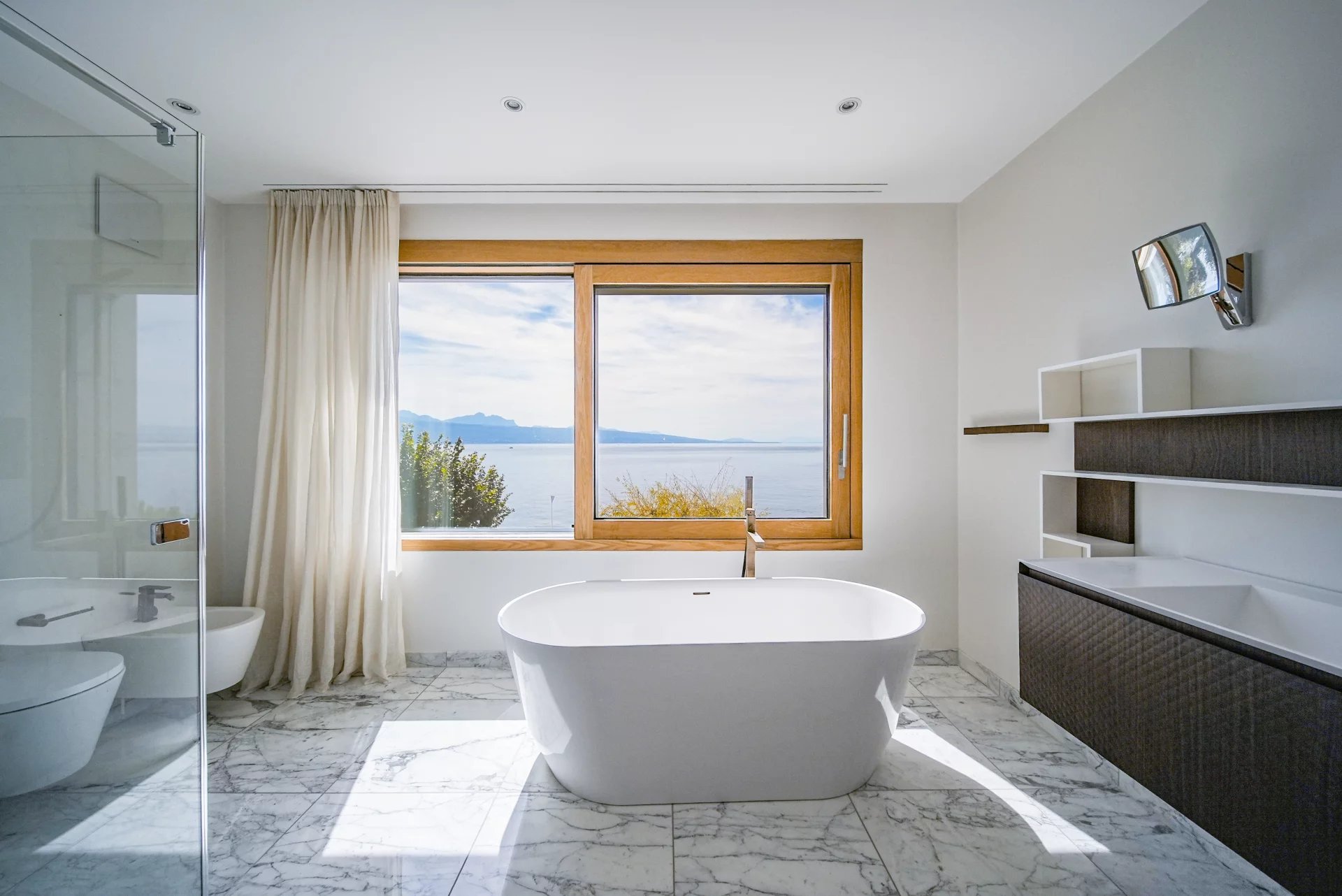 Villa d'exception en première ligne du lac !