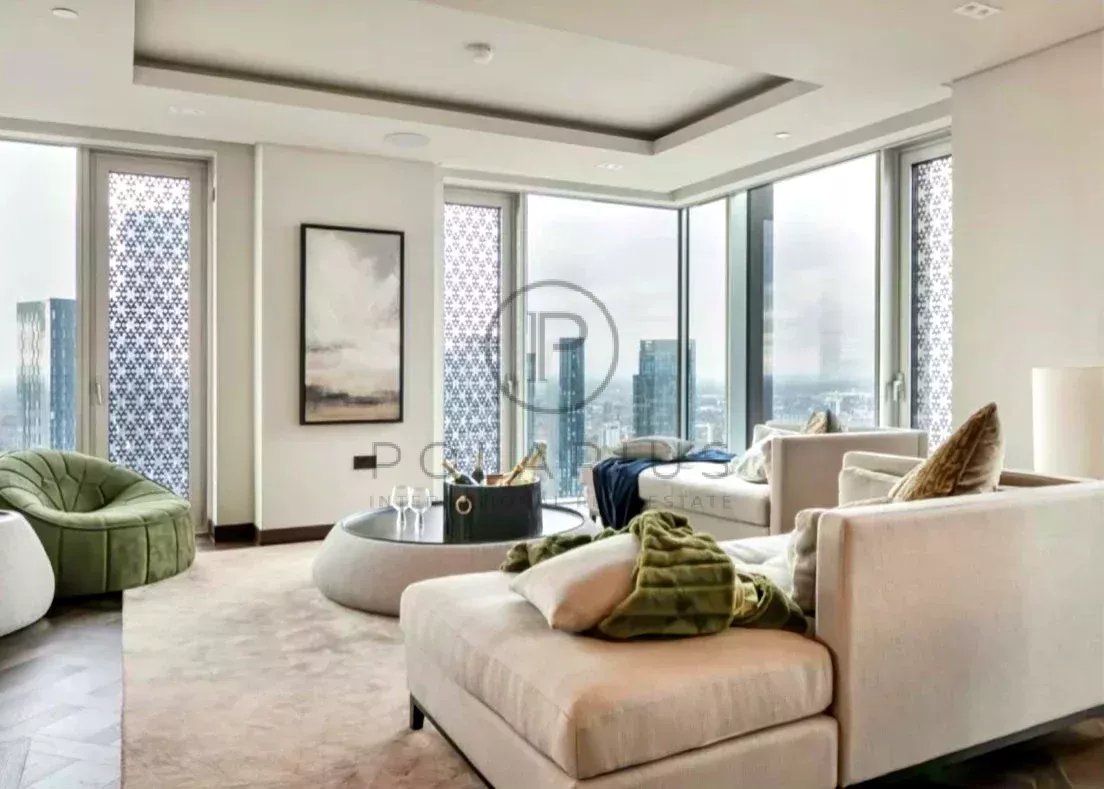 Sala de estar moderna con muebles elegantes, ventanas grandes y vista panorámica de la ciudad.