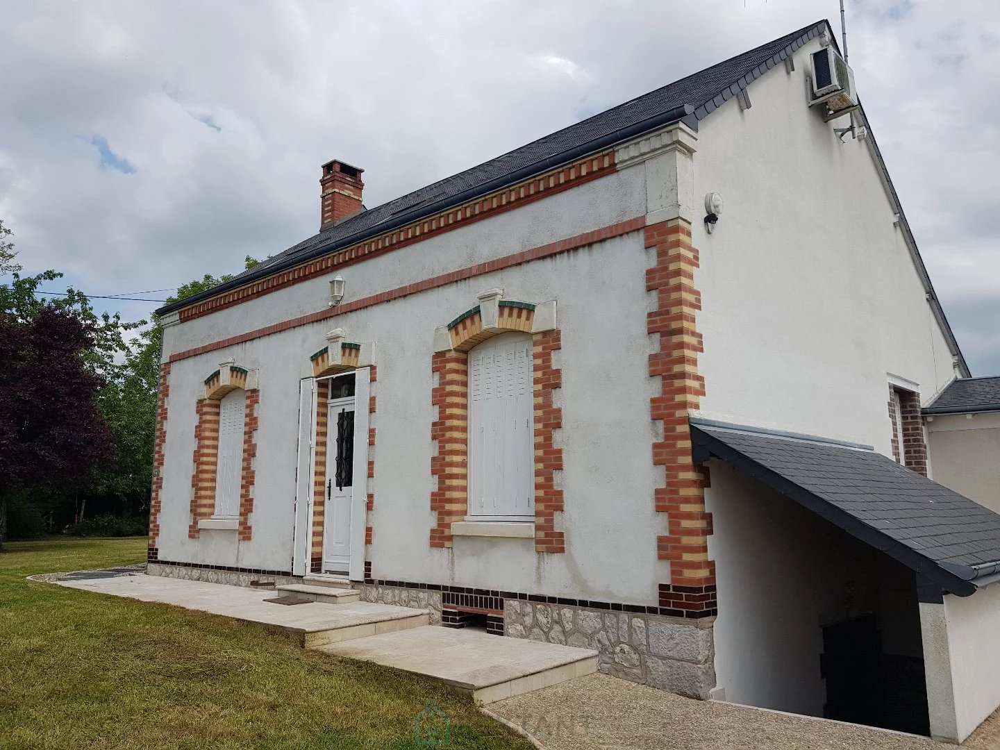 Exclusivité Sextant. Maison traditionnelle avec piscine située à 15 minutes au sud de Vendôme